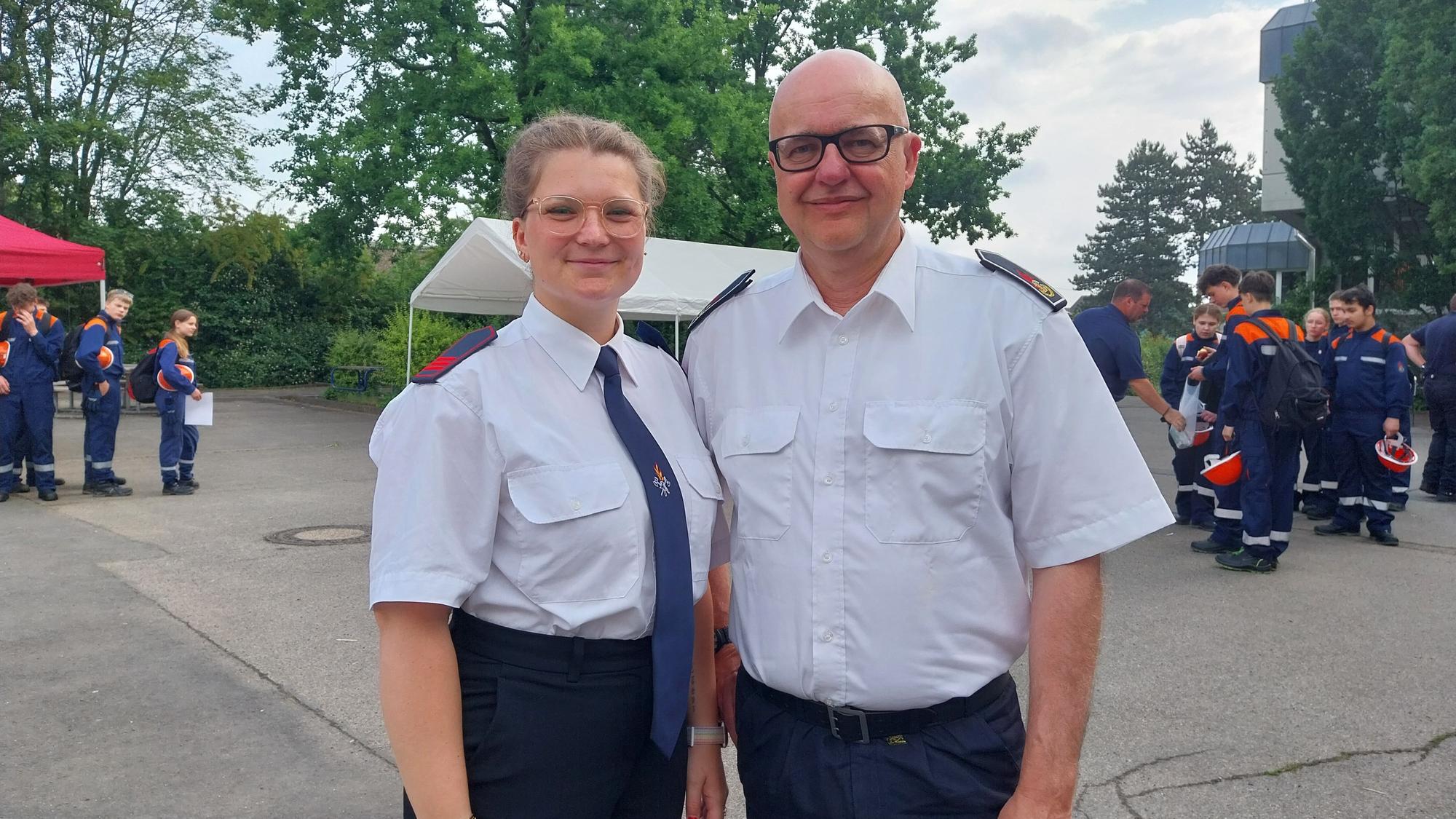 Nele Richter und André Dekleermaeker, Pressesprecherin und Kreisjugendwart der Jugendfeuerwehren im Kreis.