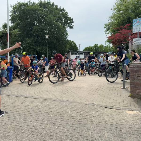 Viele Radfahrer, alle mit Helme. Kinder und Erwachsene