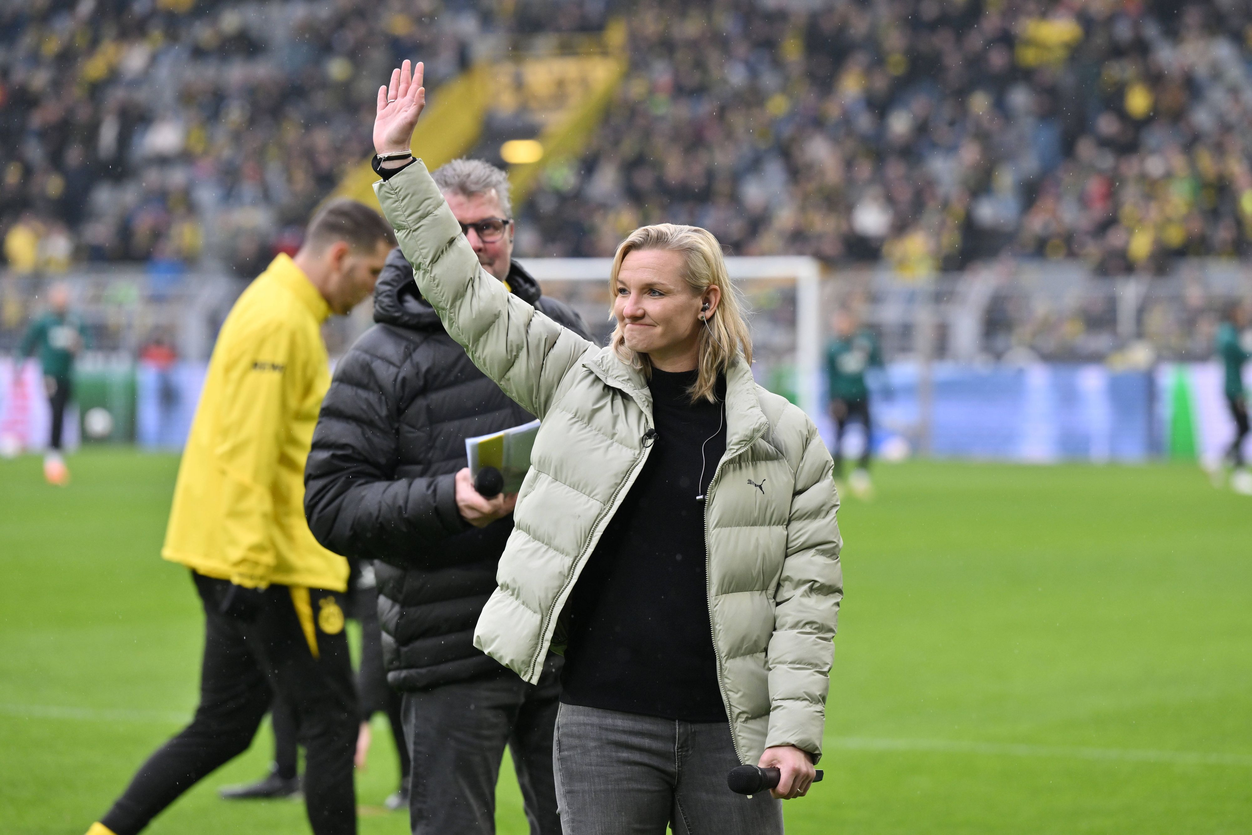 Alexandra Popp winkt den BVB-Fans zu.