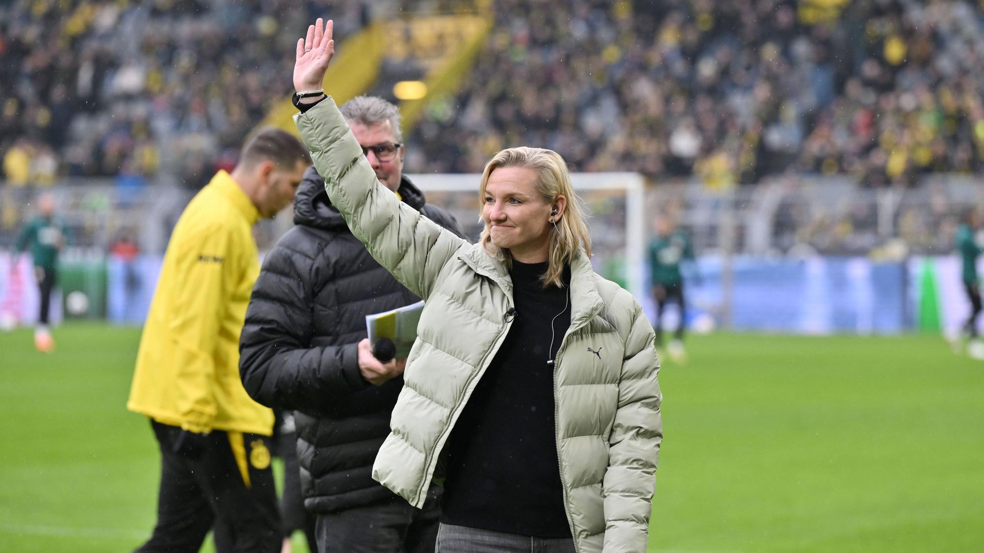 Alexandra Popp winkt den BVB-Fans zu.