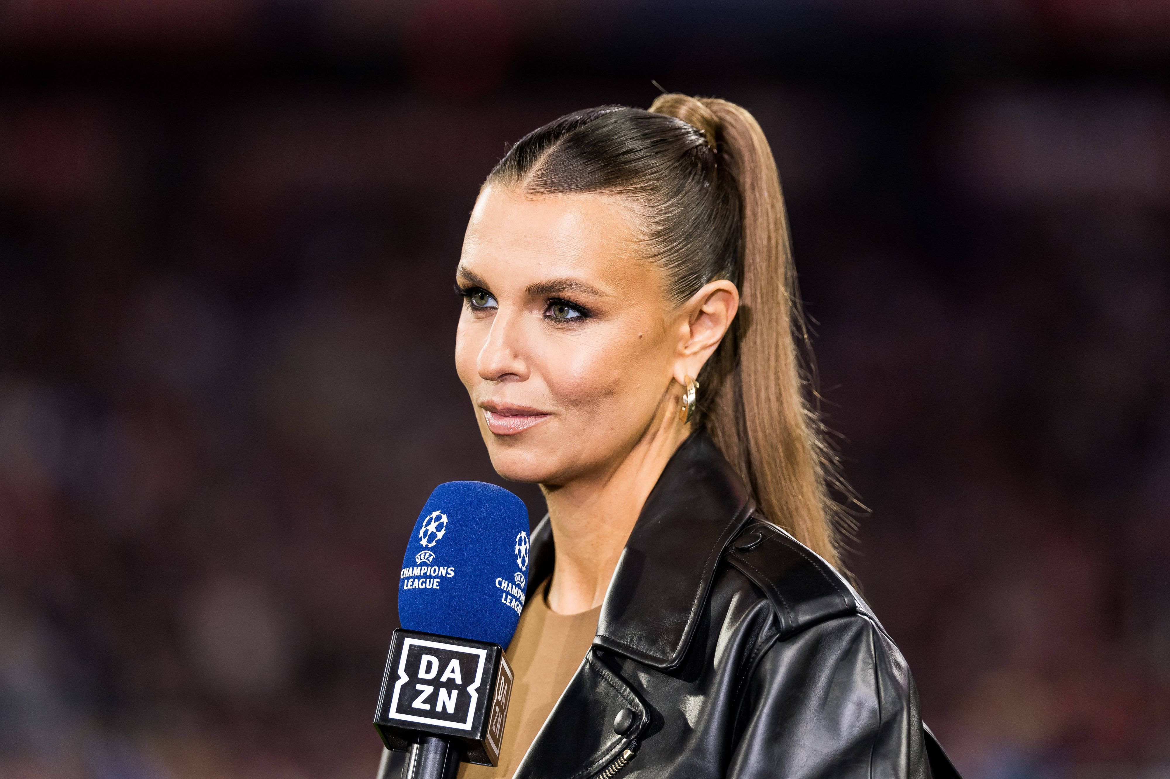 Laura Wontorra mit DAZN-Mikro.