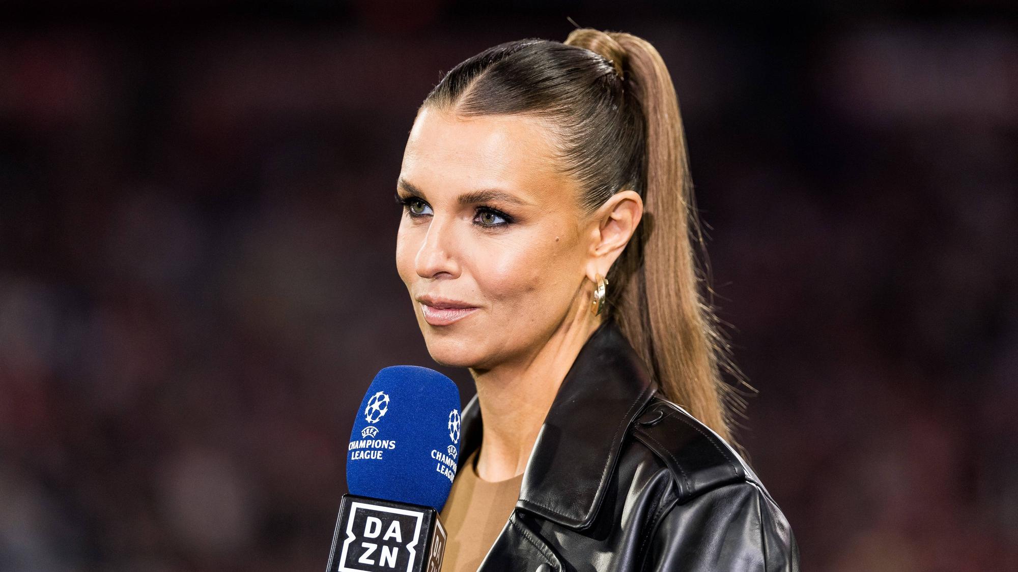 Laura Wontorra mit DAZN-Mikro.