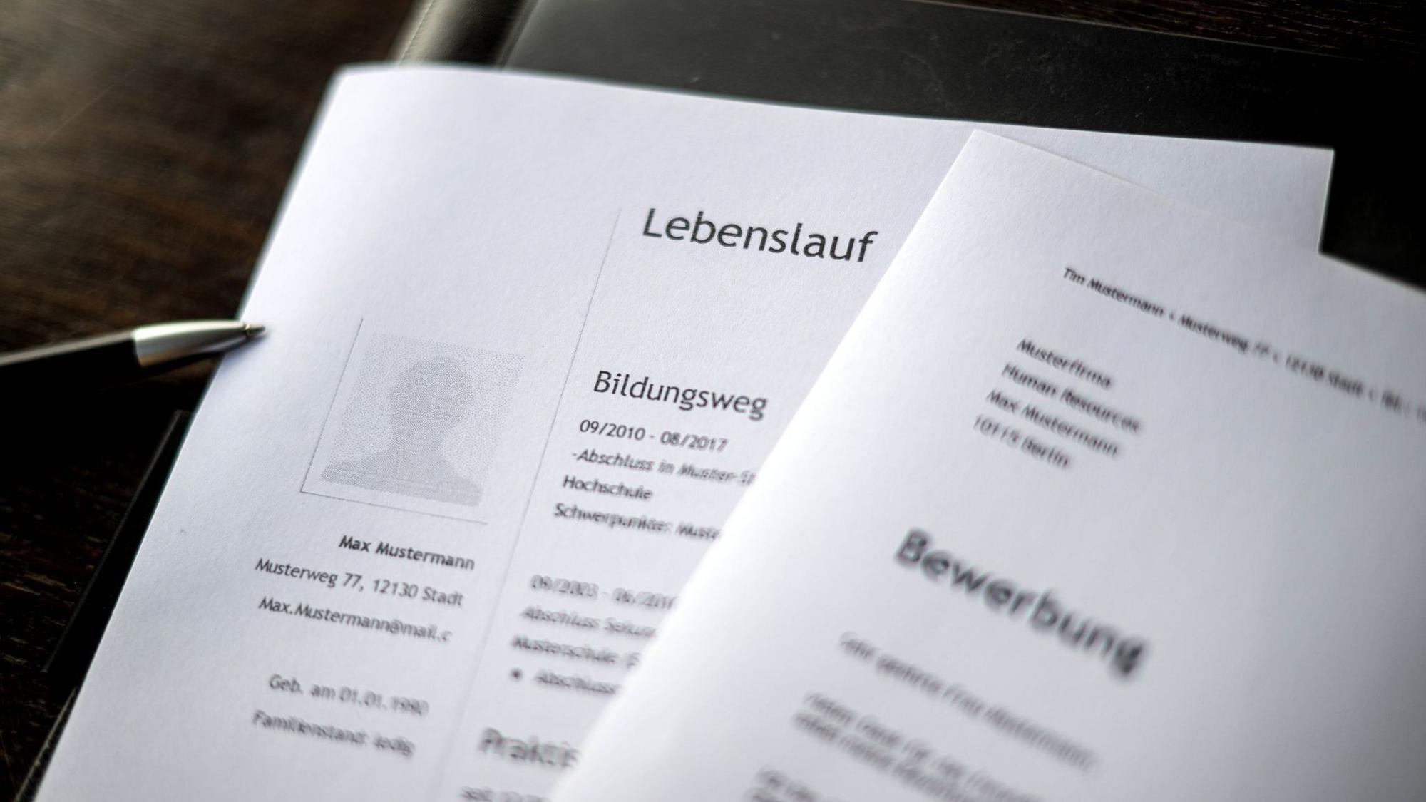 Bewerbungsunterlagen liegen auf einem Tisch
