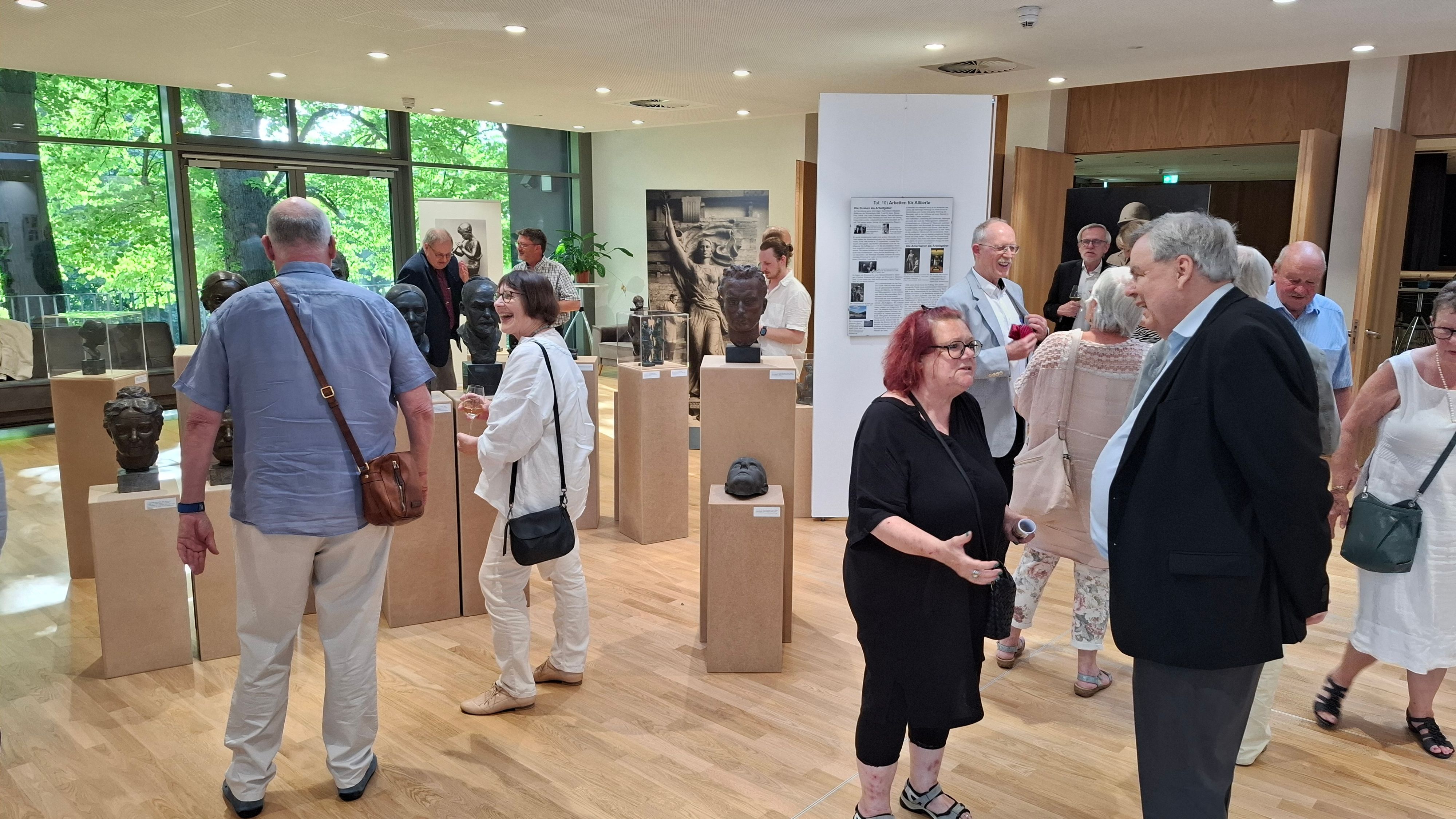 Im Kulturforum sind zahlreiche Büsten Ernst Kunsts ausgestellt.