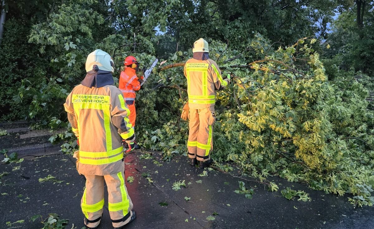 Feuerwehr im Einsatz nach schweren Sturmschäden in Grevenbroich-Neurath.