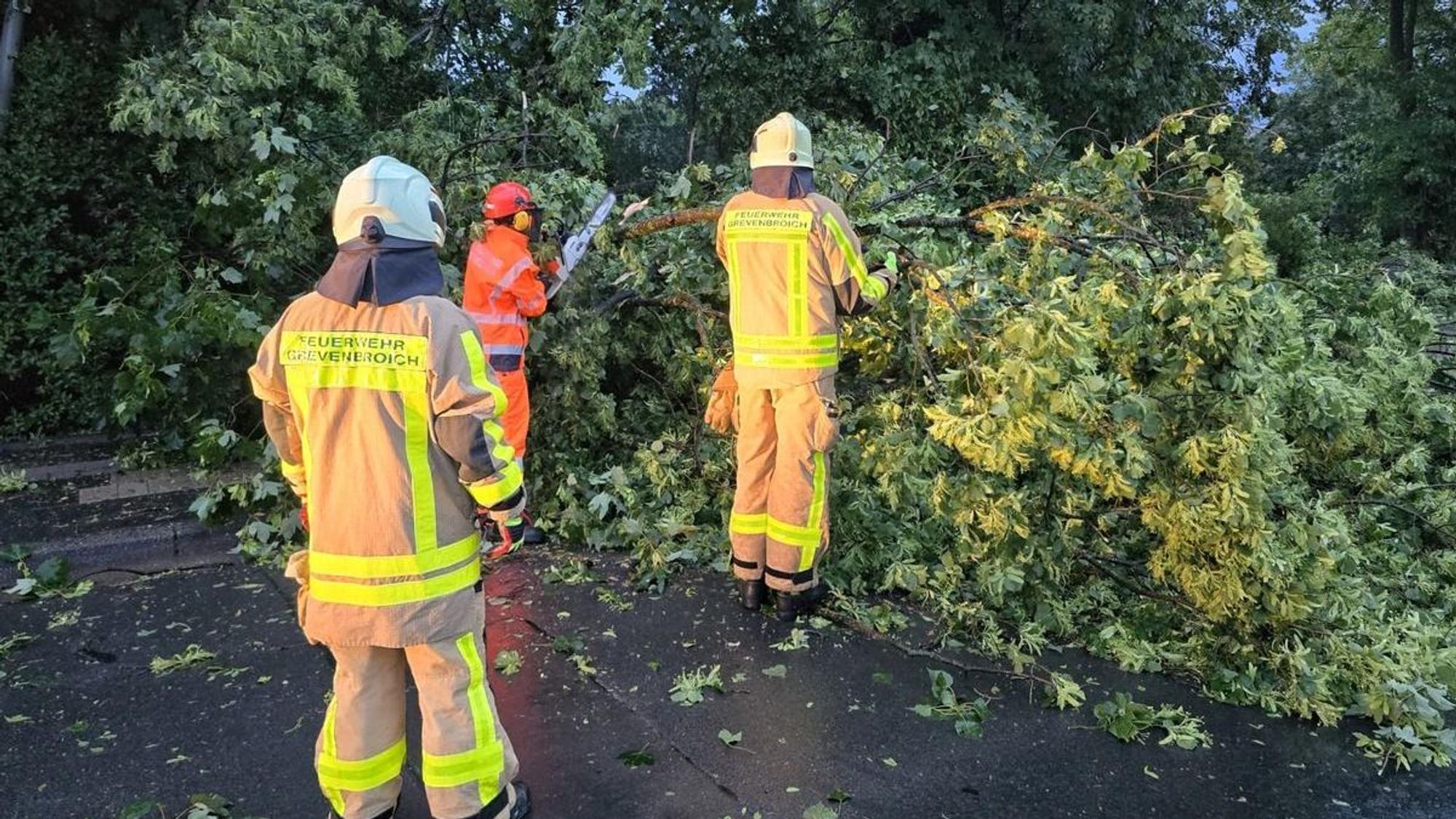 Feuerwehr im Einsatz nach schweren Sturmschäden in Grevenbroich-Neurath.