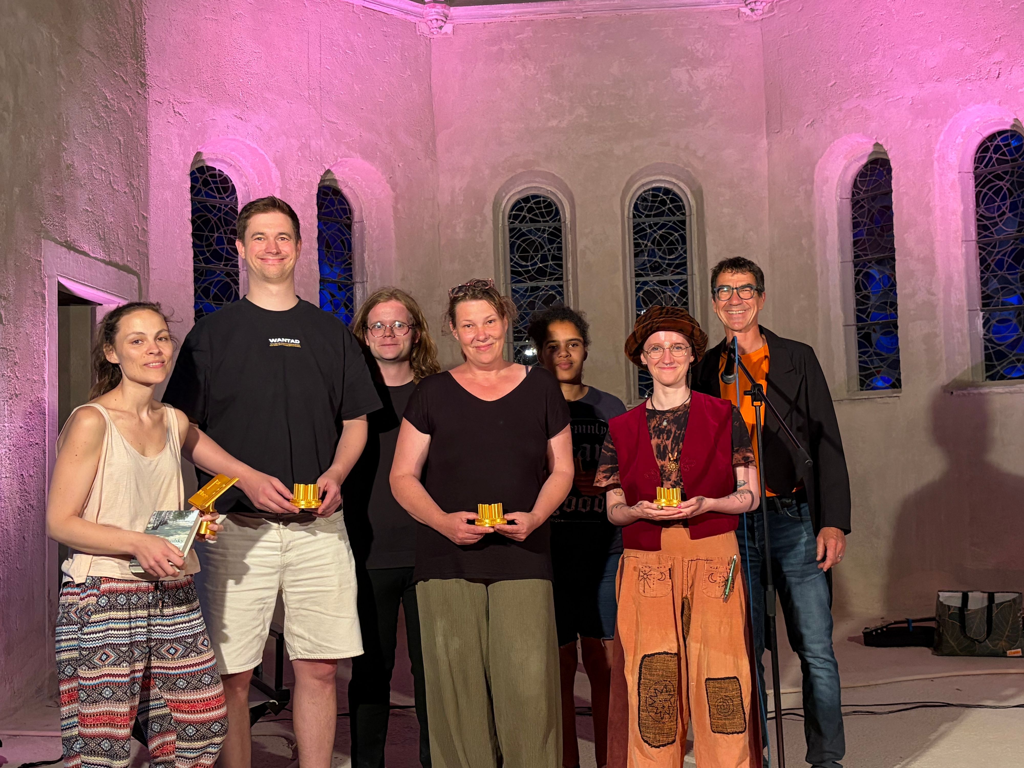 Menschen stehen in einer Kirche, die im Umbau ist.