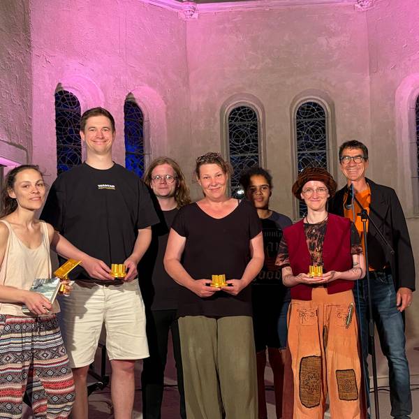 Menschen stehen in einer Kirche, die im Umbau ist.