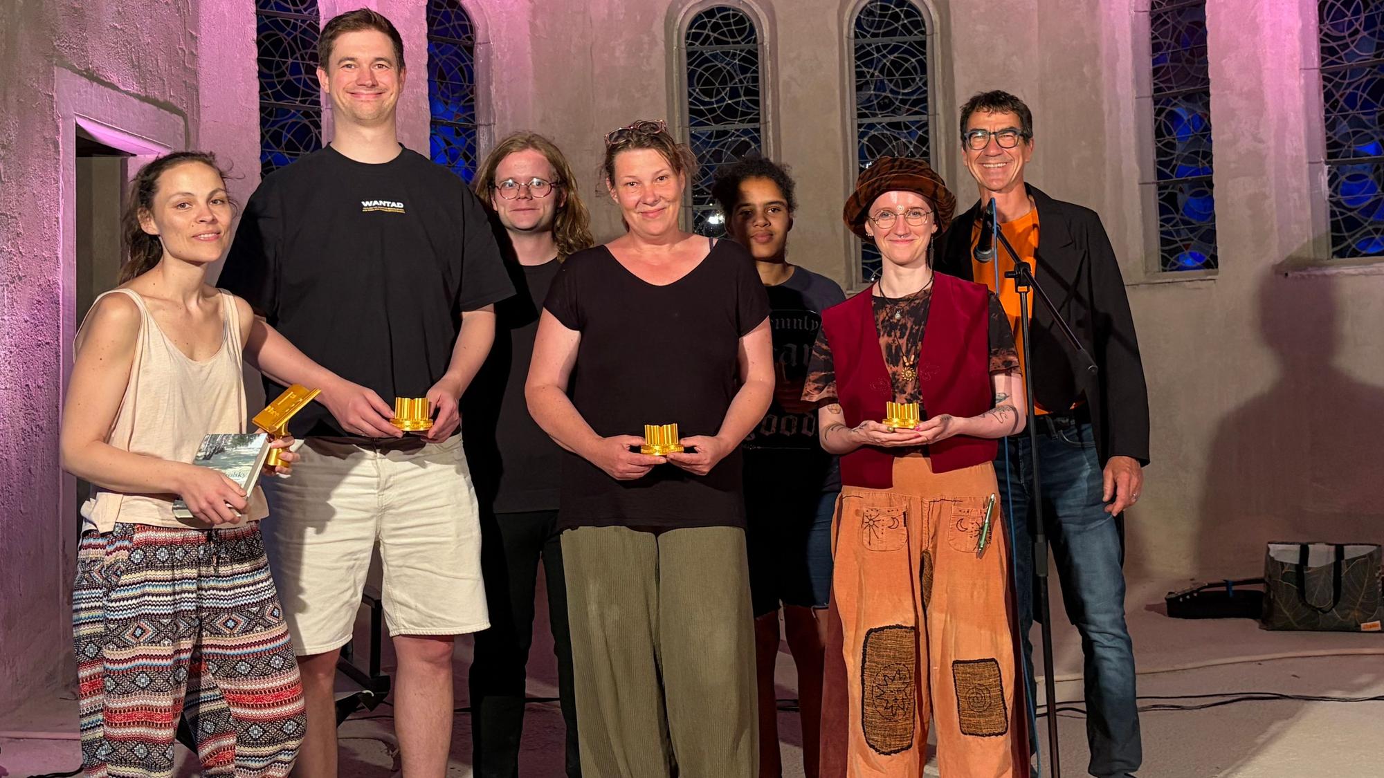 Menschen stehen in einer Kirche, die im Umbau ist.