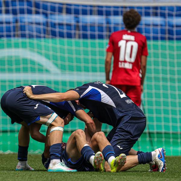 Hoffenheimer Spieler jubeln, im Hintergrund steht ein enttäuschter Kölner.