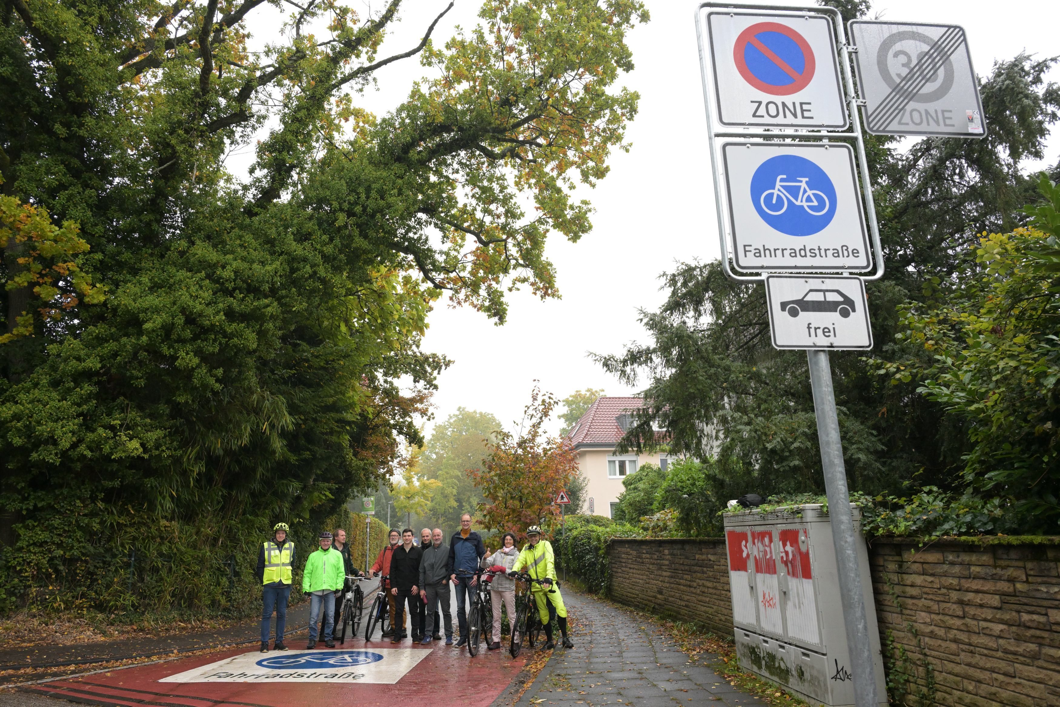 Symbolische Eröffnung und Begehung Fahrradstraße Hasenweg  Nachtigallenstraße, 
Treffpunkt Haltestelle Kippekausen Ecke Nachtigallenstraße Ottostraße
Dr, Bernhard Beckermann rote Jacke