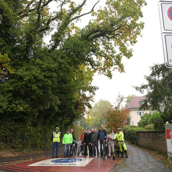 Symbolische Eröffnung und Begehung Fahrradstraße Hasenweg Nachtigallenstraße,
Treffpunkt Haltestelle Kippekausen Ecke Nachtigallenstraße Ottostraße
Dr, Bernhard Beckermann rote Jacke