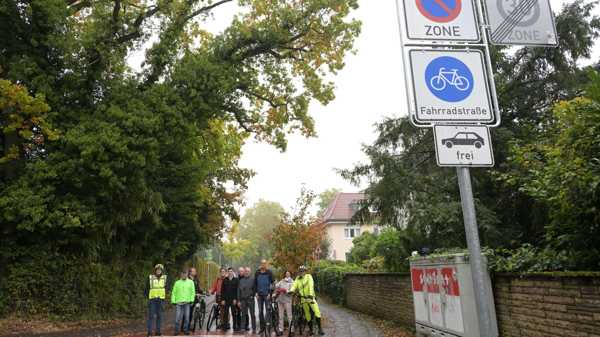 Symbolische Eröffnung und Begehung Fahrradstraße Hasenweg Nachtigallenstraße,
Treffpunkt Haltestelle Kippekausen Ecke Nachtigallenstraße Ottostraße
Dr, Bernhard Beckermann rote Jacke
