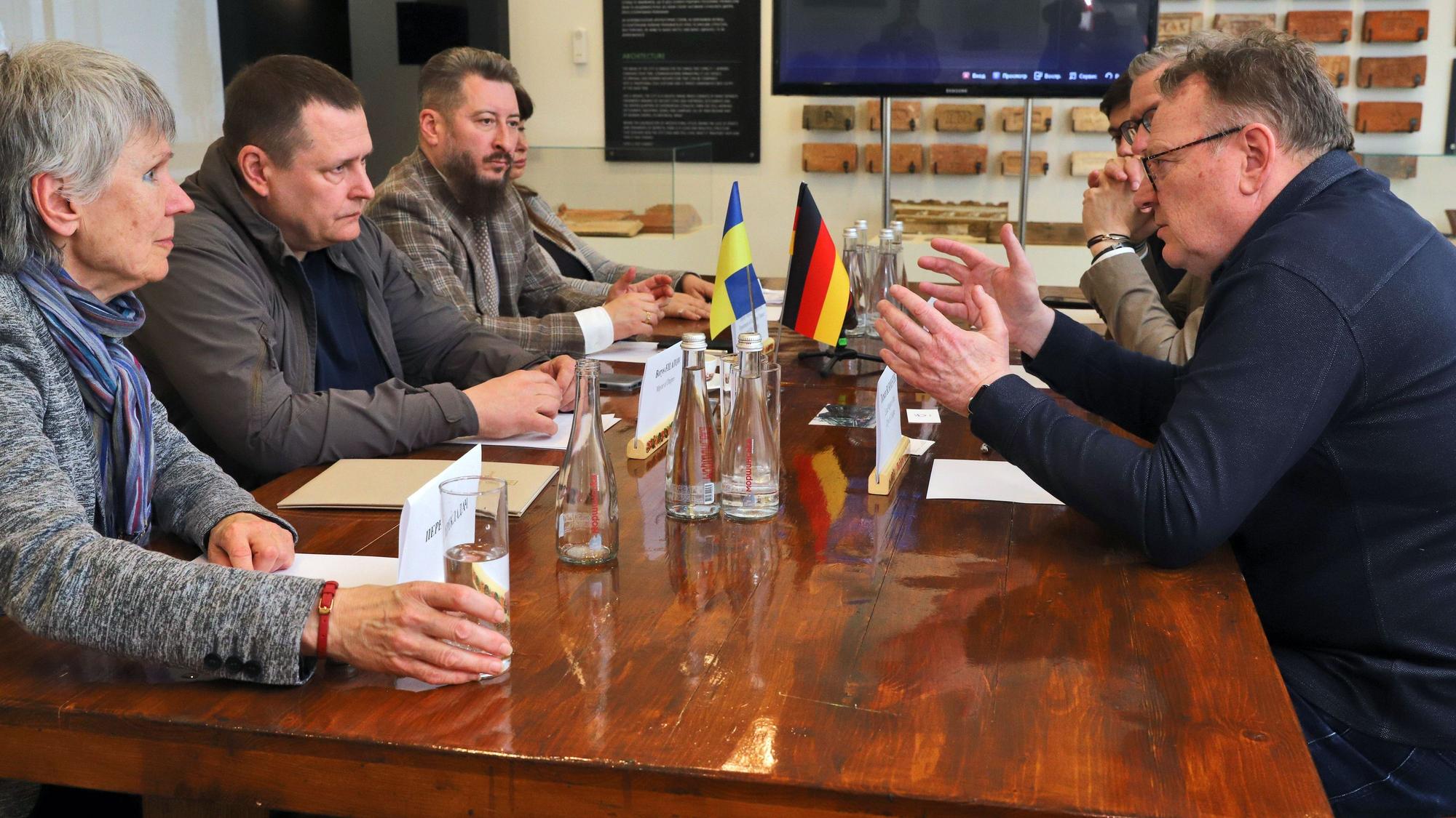 Bürgermeister Borys Filatov (linke Reihe, Mitte) und sein Kölner Amtskollege Torsten Burmester (r.) beim Gespräch in Dnipro.
