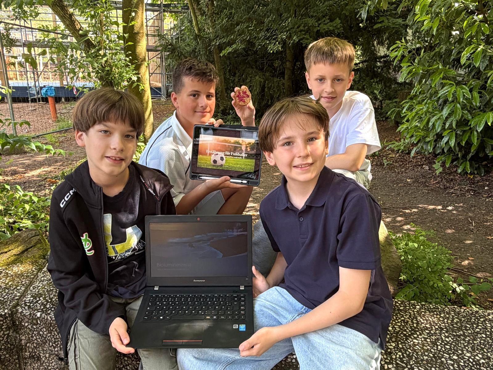 Jakob Braun und Henri Denws haben einen Vortrag zum Thema Biolumineszenz erarbeitet. Die Ernährung von Fußballprofis war das Präsentationsthema von Luca Jansen und Tom Pichura.
