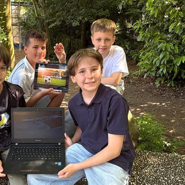 Jakob Braun und Henri Denws haben einen Vortrag zum Thema Biolumineszenz erarbeitet. Die Ernährung von Fußballprofis war das Präsentationsthema von Luca Jansen und Tom Pichura.