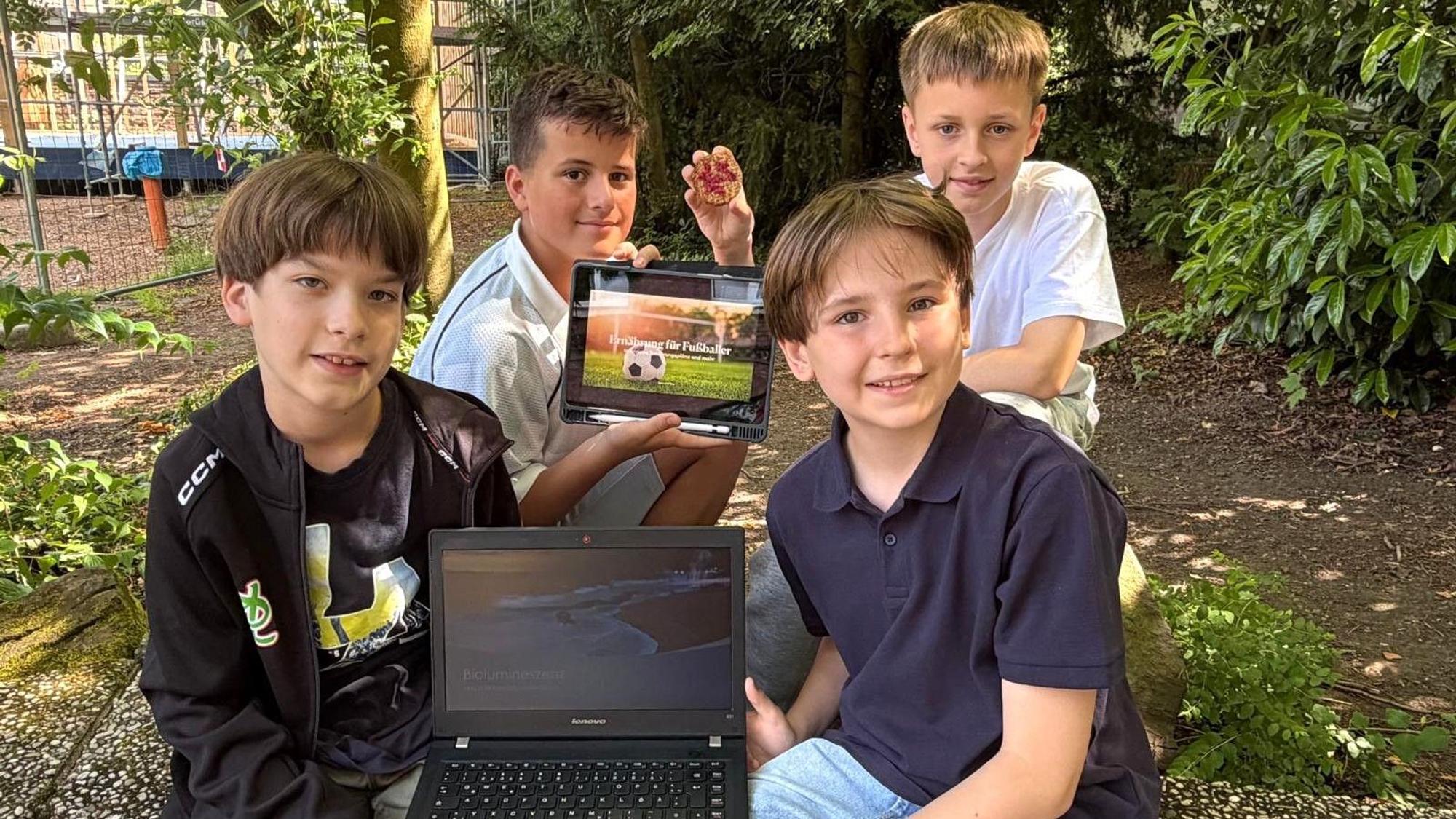 Jakob Braun und Henri Denws haben einen Vortrag zum Thema Biolumineszenz erarbeitet. Die Ernährung von Fußballprofis war das Präsentationsthema von Luca Jansen und Tom Pichura.