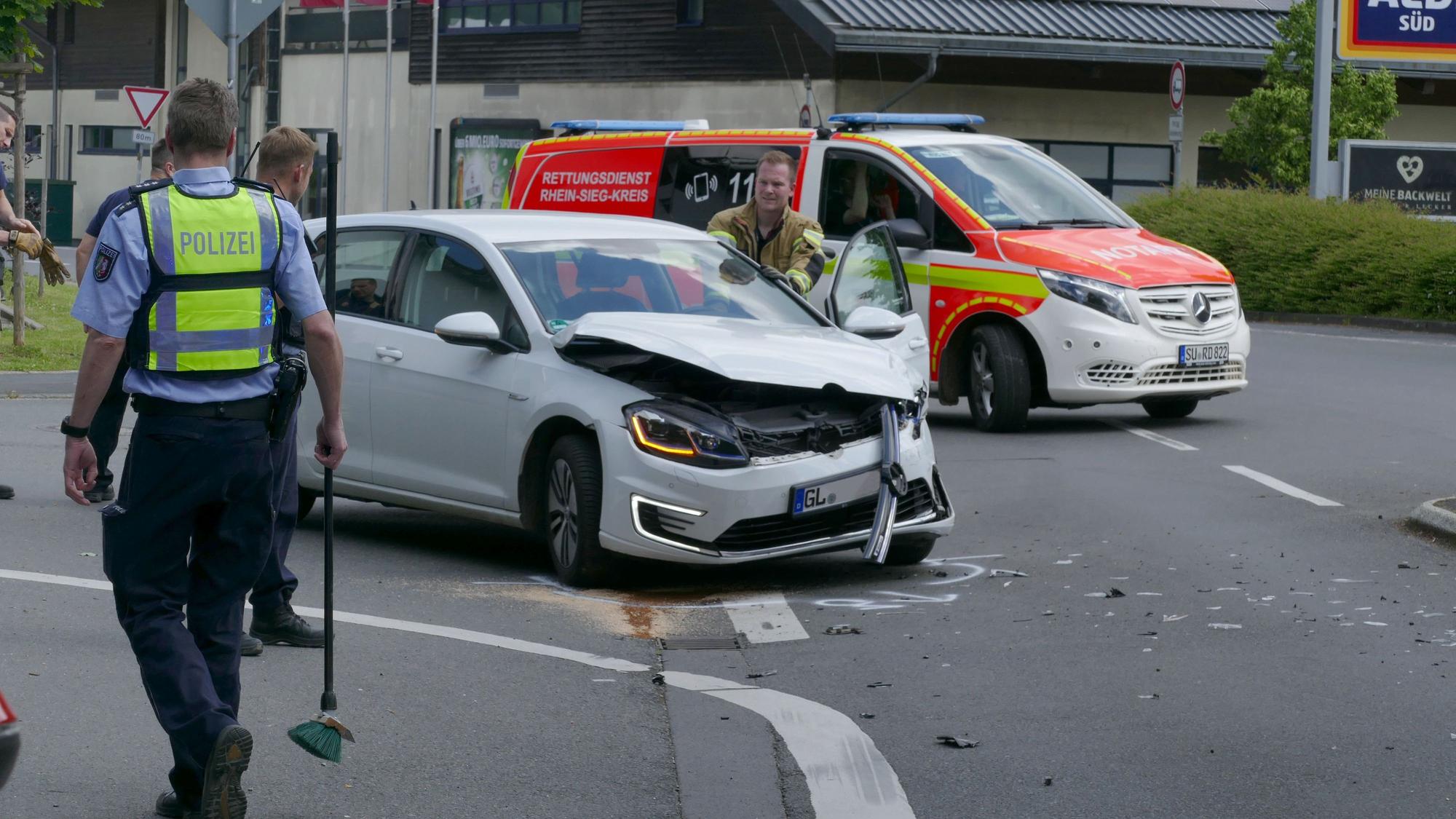 Beschädigtes Auto an einer Unfallstelle.