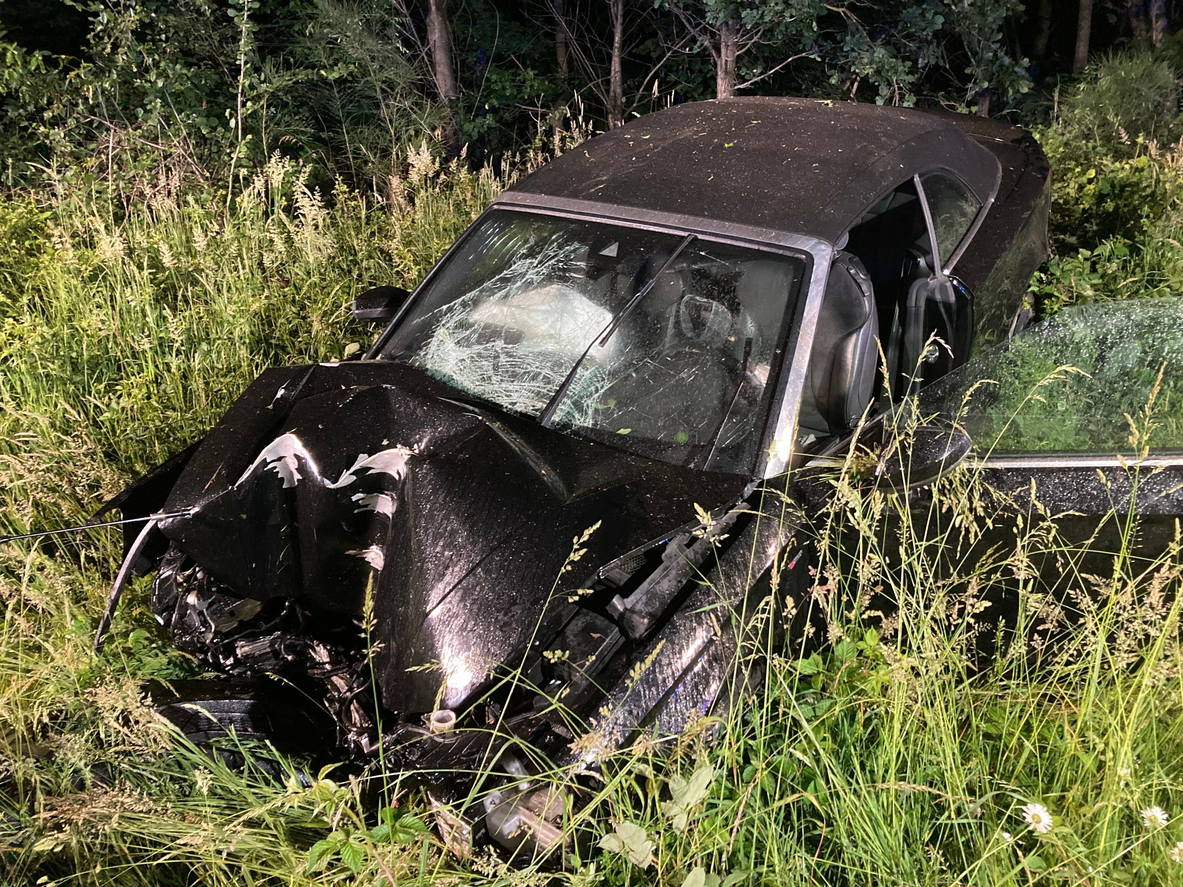 Ein Pkw ist am Sonntagabend (31. Mai) auf der A4 bei Bergisch Gladbach von der Fahrbahn abgekommen und hat sich überschlagen.