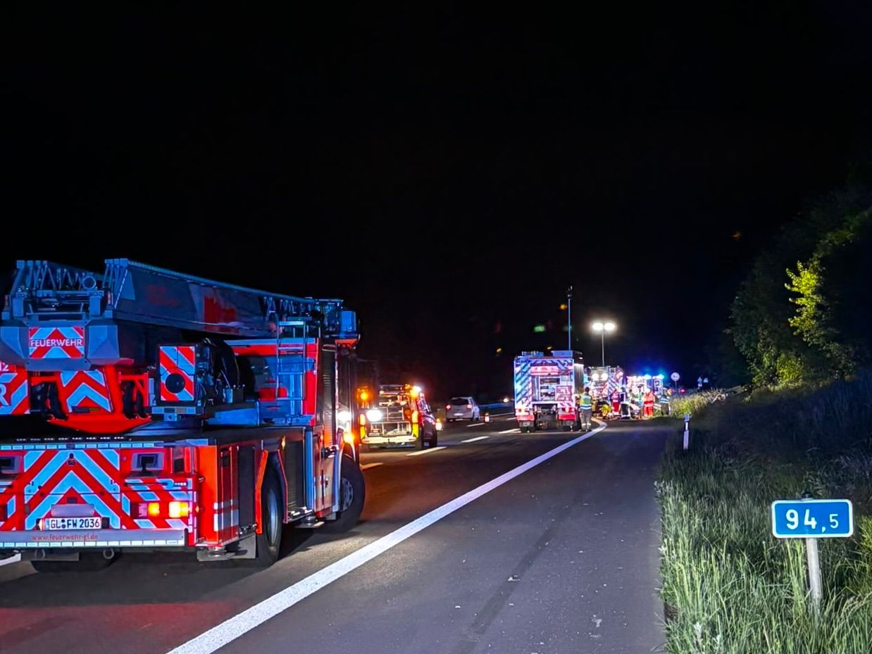 Feuerwehrfahrzeuge stehen auf der A4 bei Bergisch Gladbach-Bensberg.