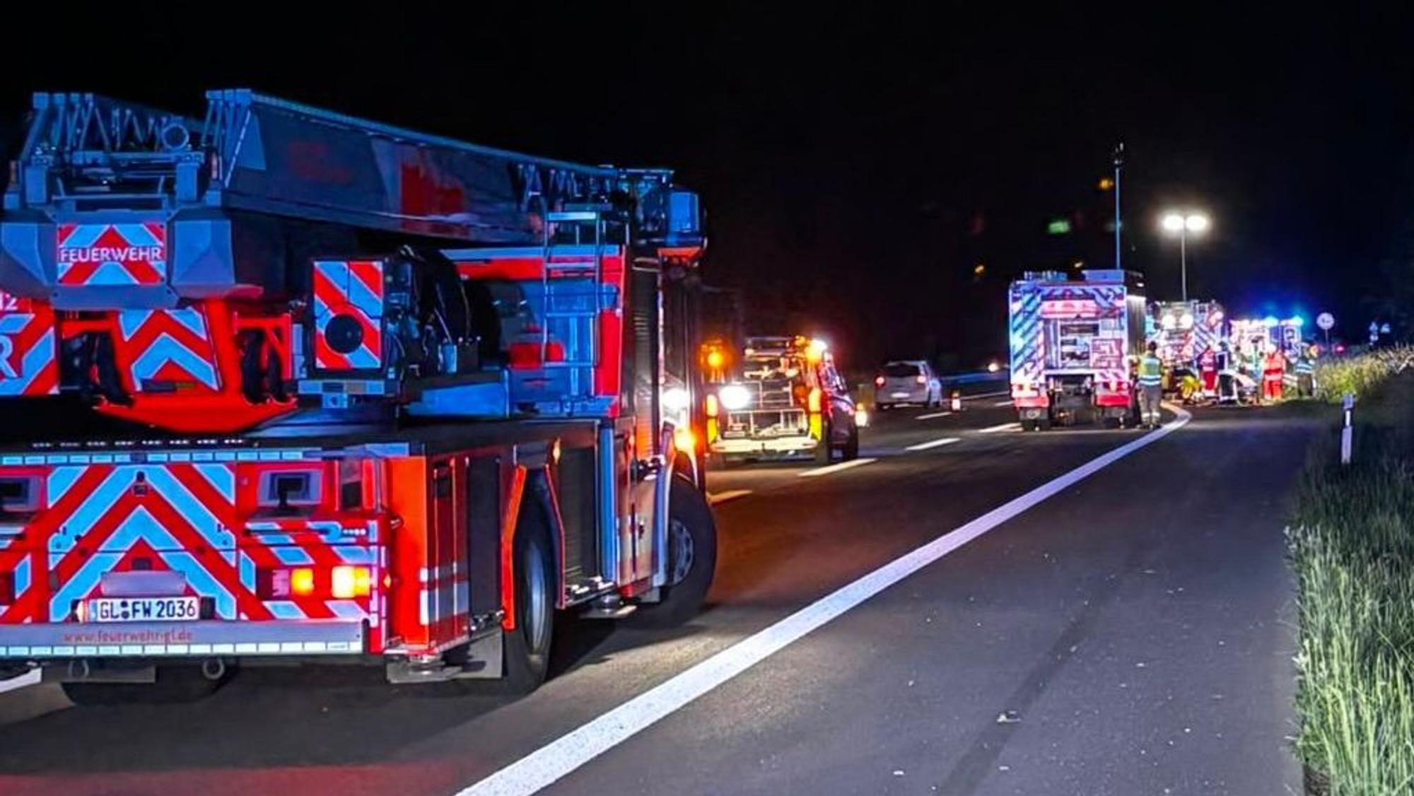 Feuerwehrfahrzeuge stehen auf der A4 bei Bergisch Gladbach-Bensberg.