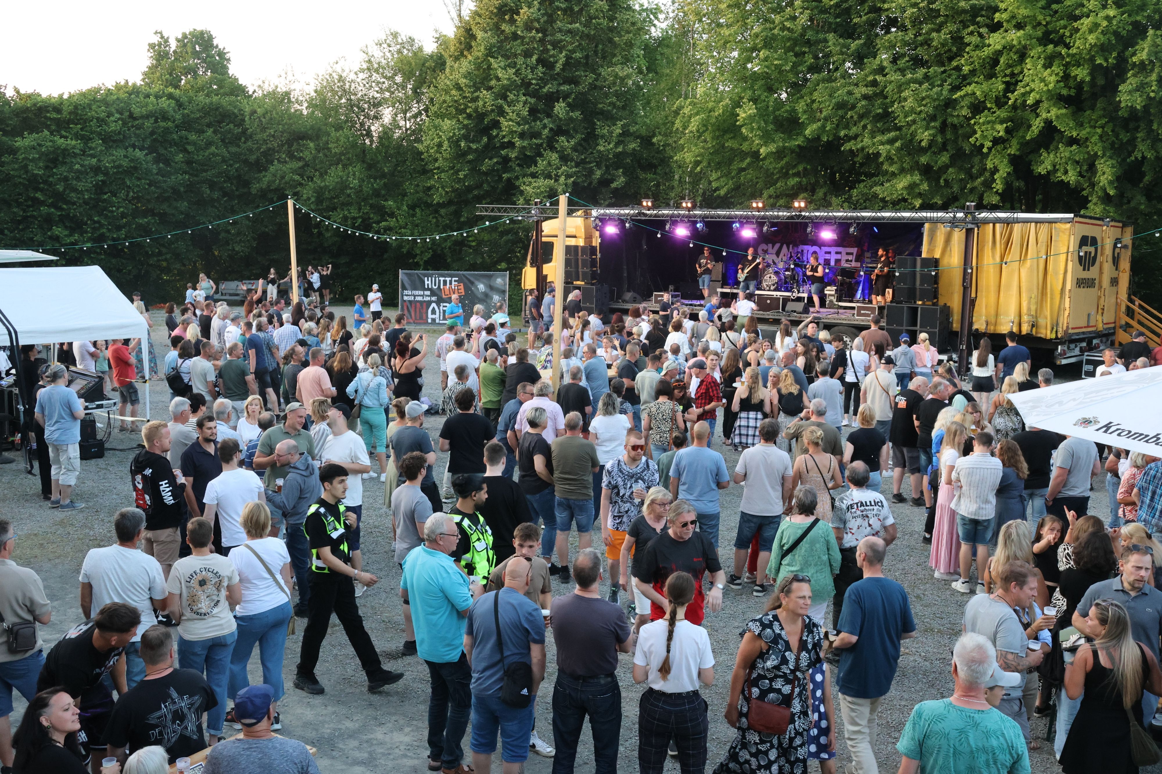 Das Foto zeigt den Dorfplatz in Wildbergerhütte beim Open „Hütte Live“ im letzten Jahr, also 2025.