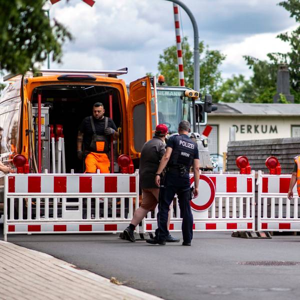 Das Bild zeigt Mitarbeiter des Gemeinde-Bauhofs bei der Sperrung des Bahnübergangs.