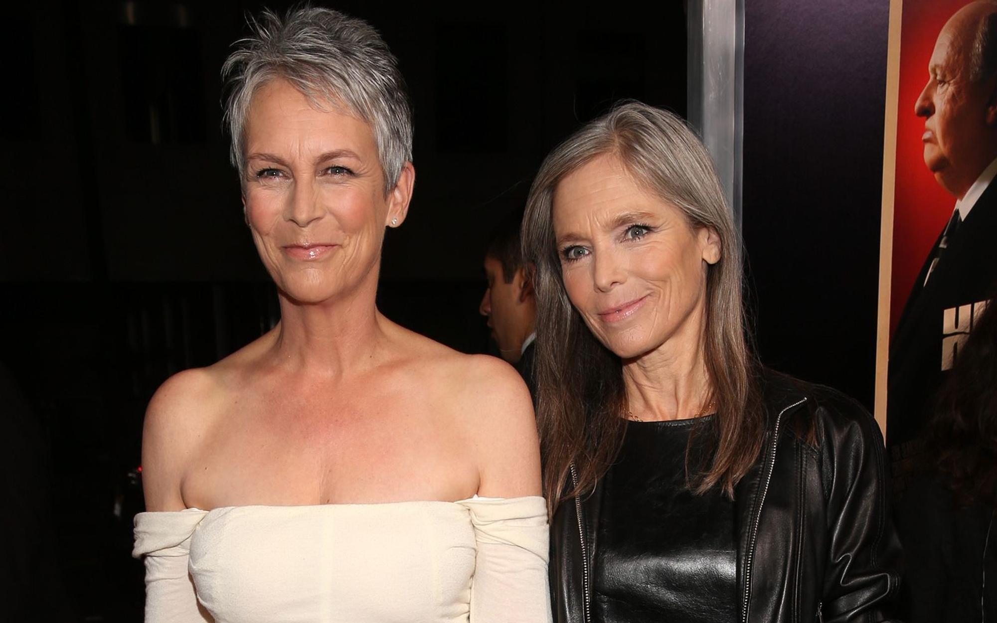 Jamie Lee Curtis (links) und ihre Schwester Kelly Lee Curtis im Jahr 2012. Letztere ist im Alter von 69 Jahren nun verstorben. (Bild: 2012 Getty Images/Christopher Polk)