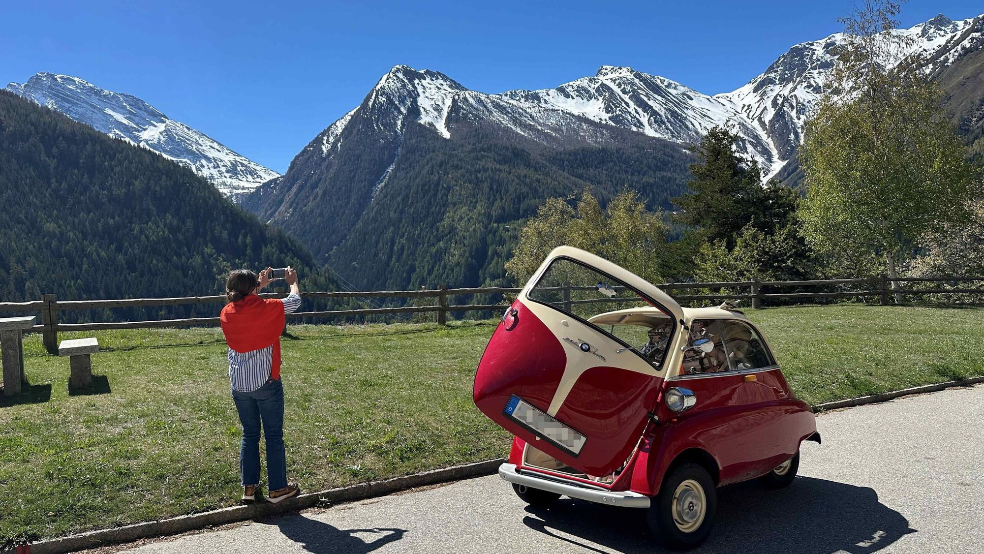 Die Isetta vor Alpen-Panorama