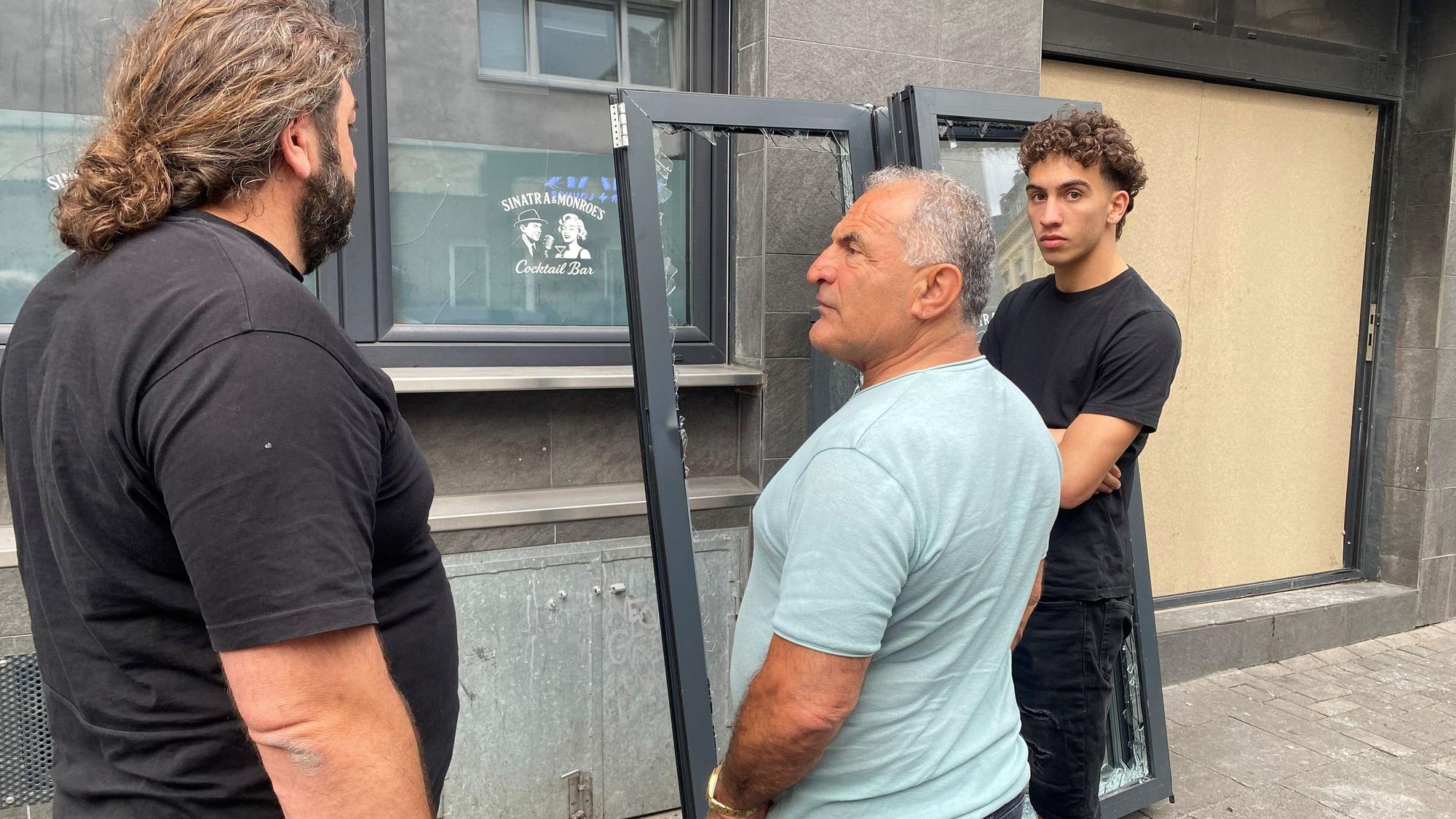 Gastronom und Hausbesitzer Yahya Firat (M.) beauftragte umgehend Handwerker, um die Schäden zu beheben.