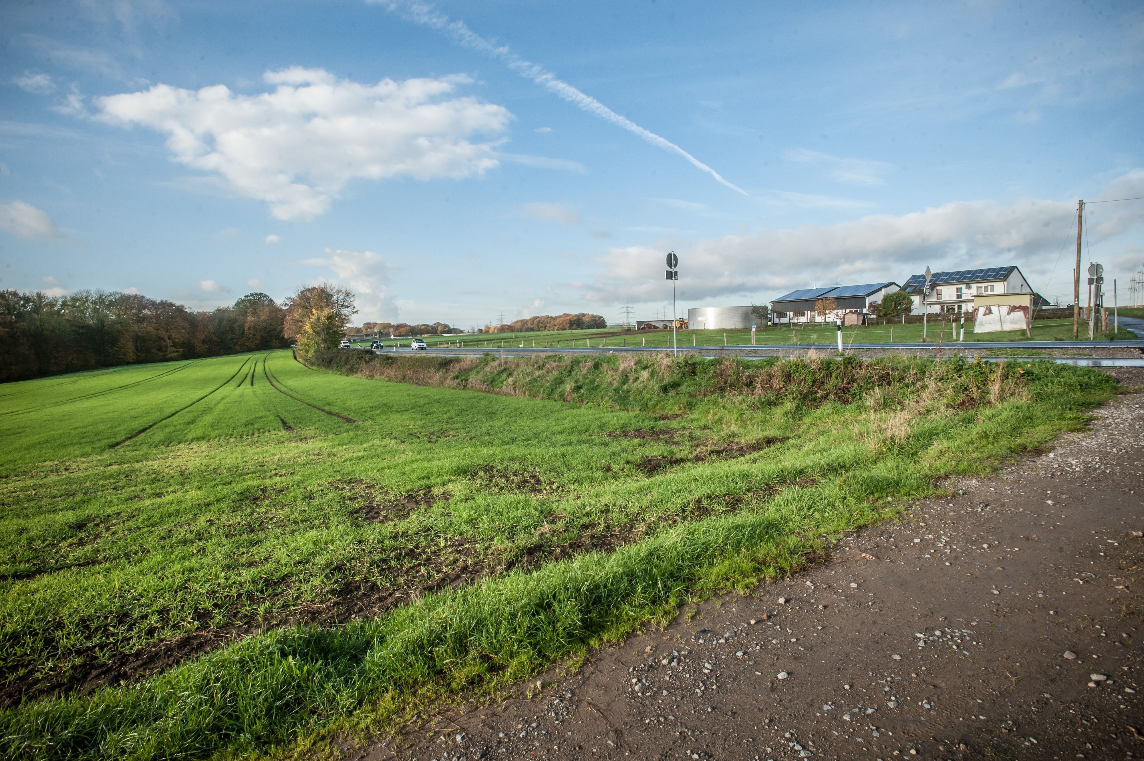 Hier plant die Stadt Leverkusen eine Feuerwache: Auf Feldern im Landschaftsschutzgebiet Auf den Heunen, gegenüber der Hof Schlieper.