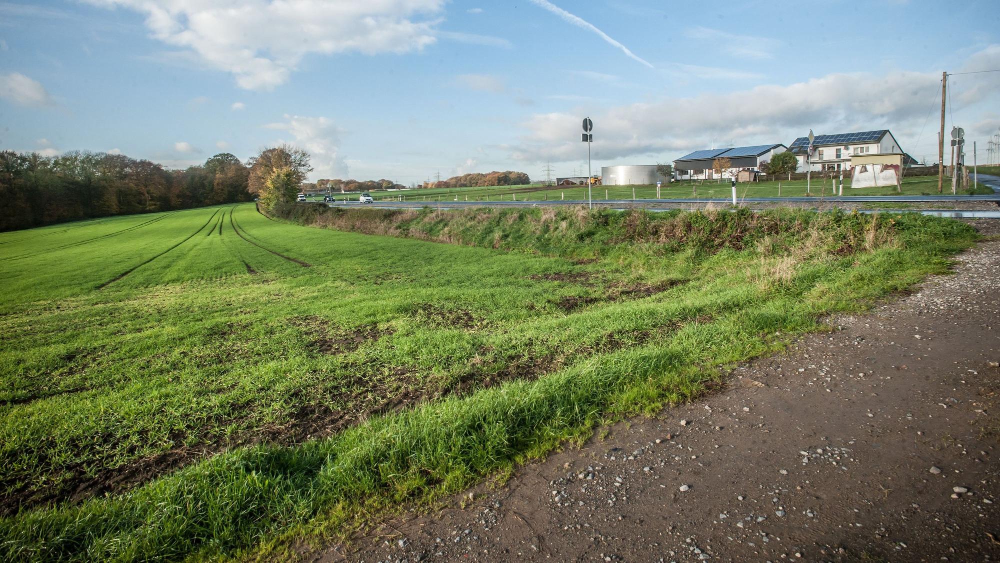 Hier plant die Stadt Leverkusen eine Feuerwache: Auf Feldern im Landschaftsschutzgebiet Auf den Heunen, gegenüber der Hof Schlieper.