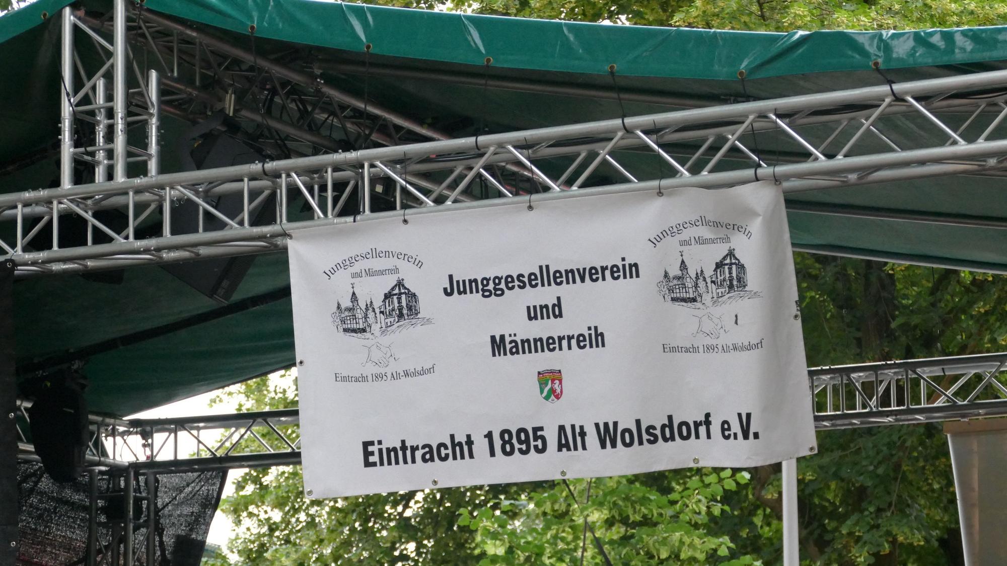 Eine Festbühne mit Zeltdach.