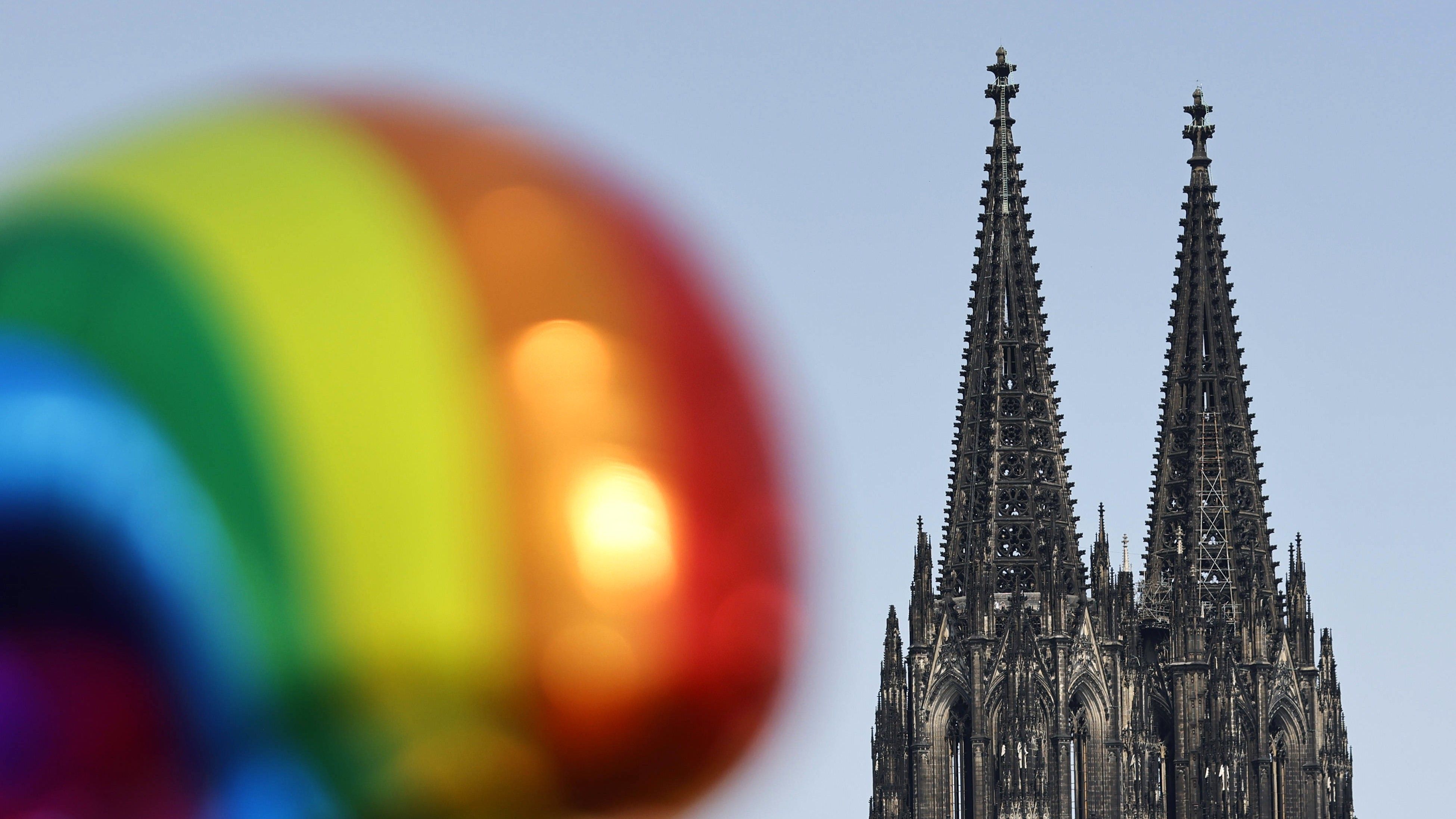 Ein Ballon in Regenbogenfarben neben dem Kölner Dom beim Christopher Street Day in Köln. (Archivbild)