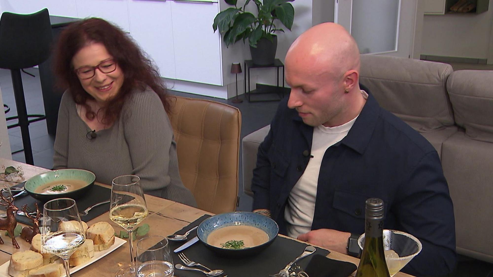 Elina (l.) und Alex (r.) probieren die Maronensuppe mit rustikalem Baguette.
(Bild: RTL)