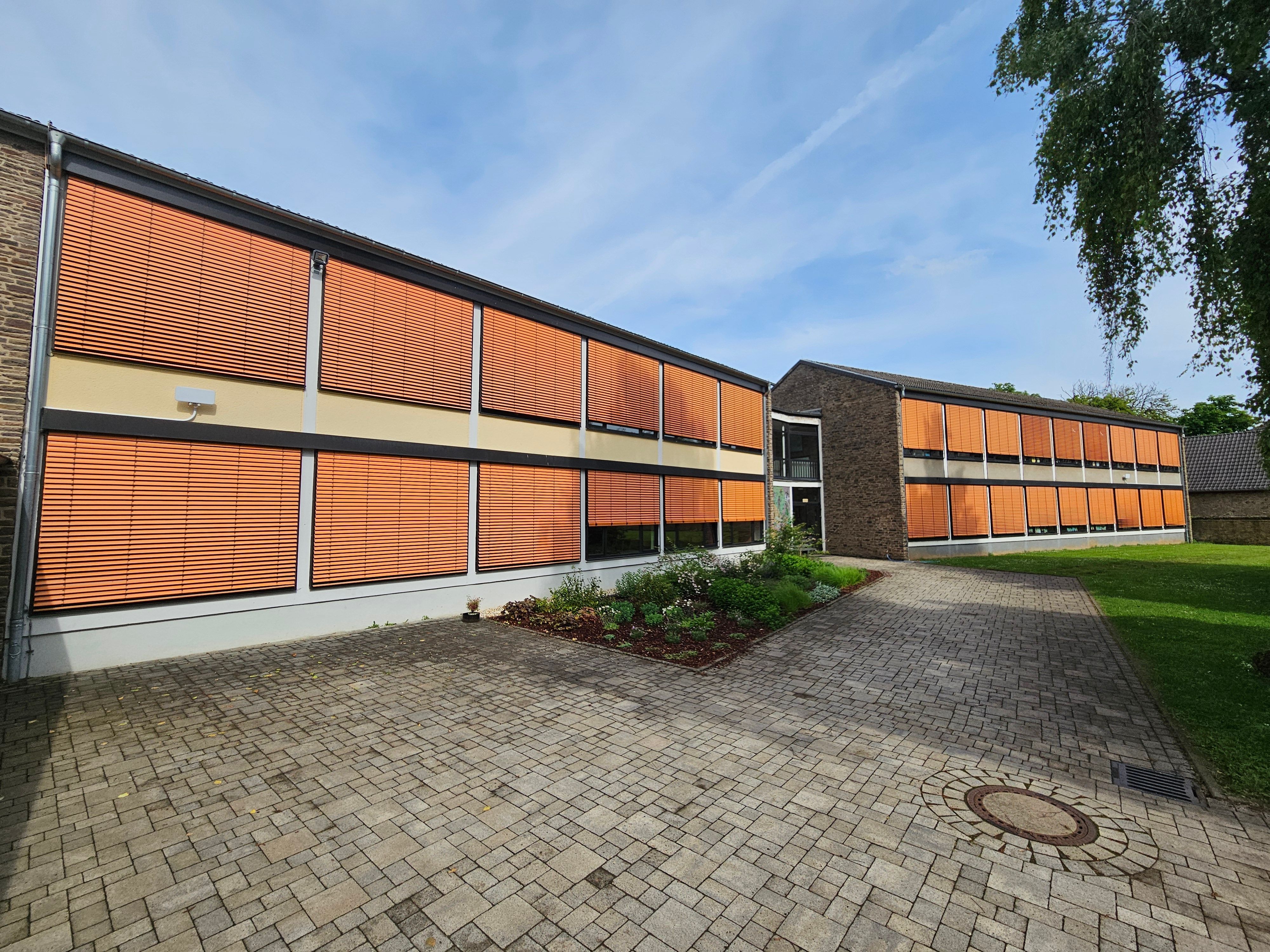 Das Foto zeigt zwei Gebäude des Gymnasiums Hermann-Josef-Kolleg in Kall-Steinfeld.