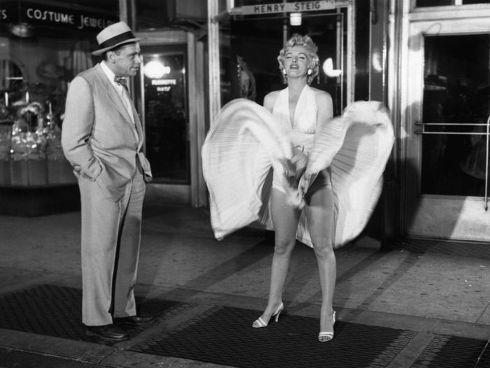 Die Szene mit dem weißen Kleid über dem U-Bahn-Schacht aus „Das verflixte 7. Jahr“ (1955) schrieb Filmgeschichte. (Bild: Getty Images / Bettmann)