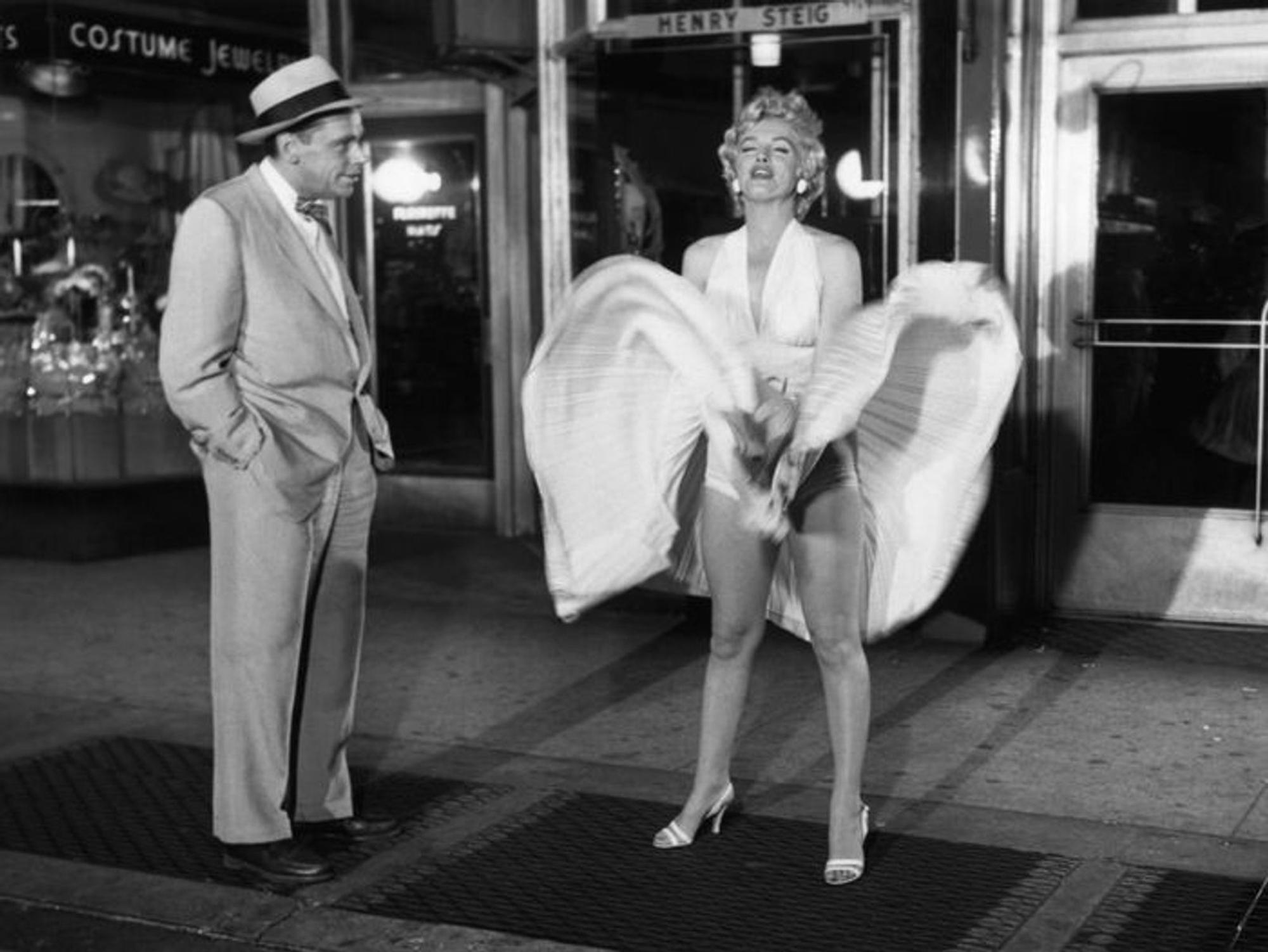 Die Szene mit dem weißen Kleid über dem U-Bahn-Schacht aus „Das verflixte 7. Jahr“ (1955) schrieb Filmgeschichte. (Bild: Getty Images / Bettmann)