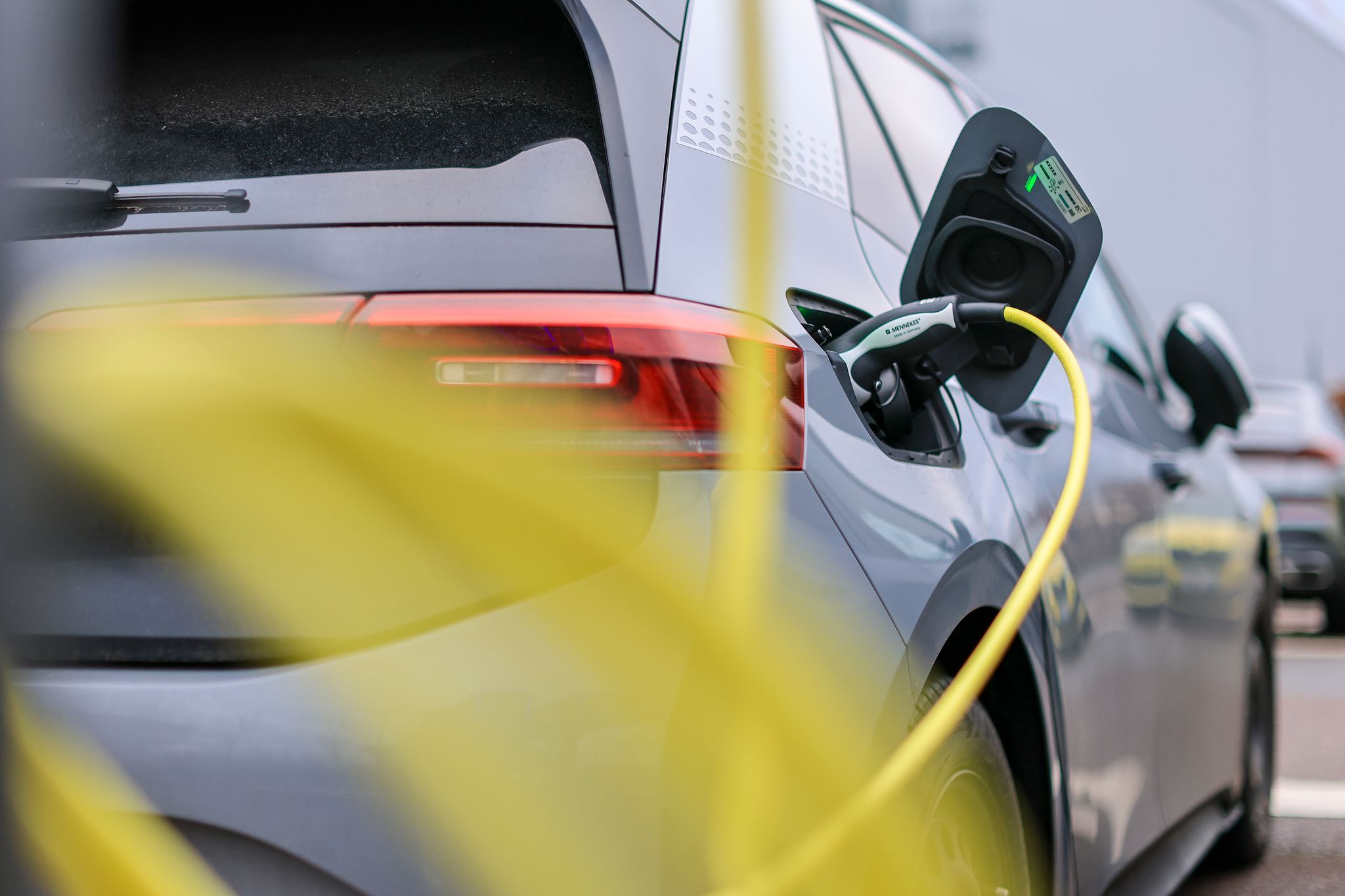 Elektroauto lädt an Ladesäule