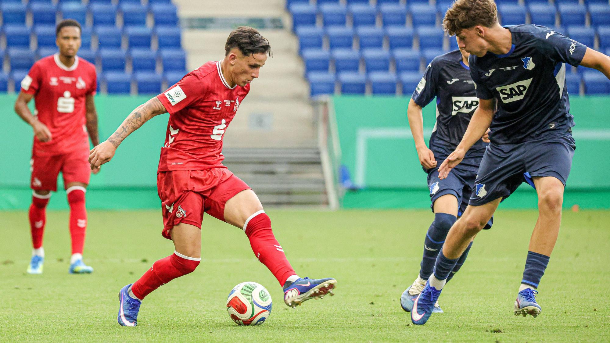 Jason Ponente-Ramirez für den 1. FC Köln am Ball