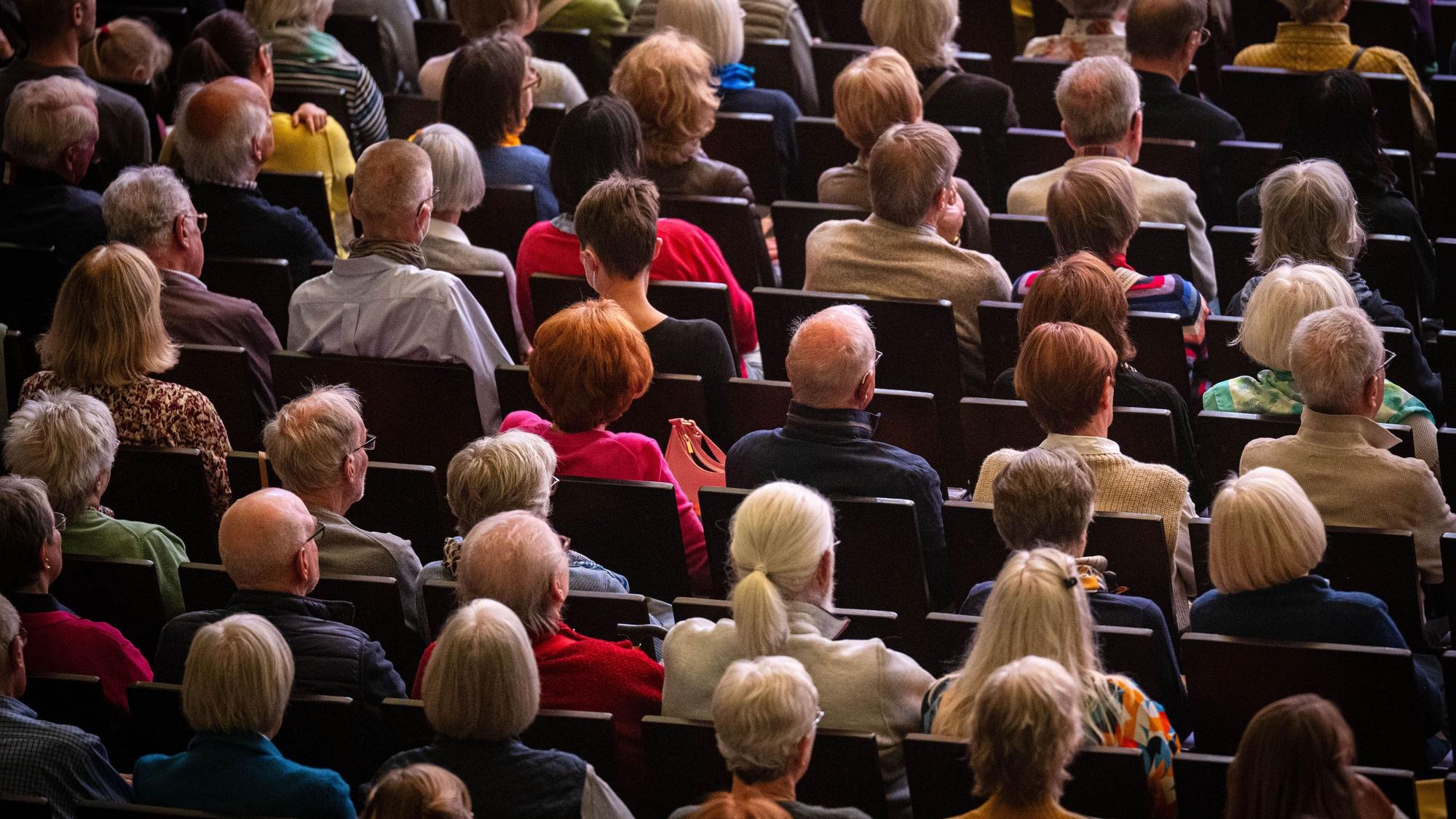 Zuschauer besuchen eine Veranstaltung in einem Konzerthaus.
