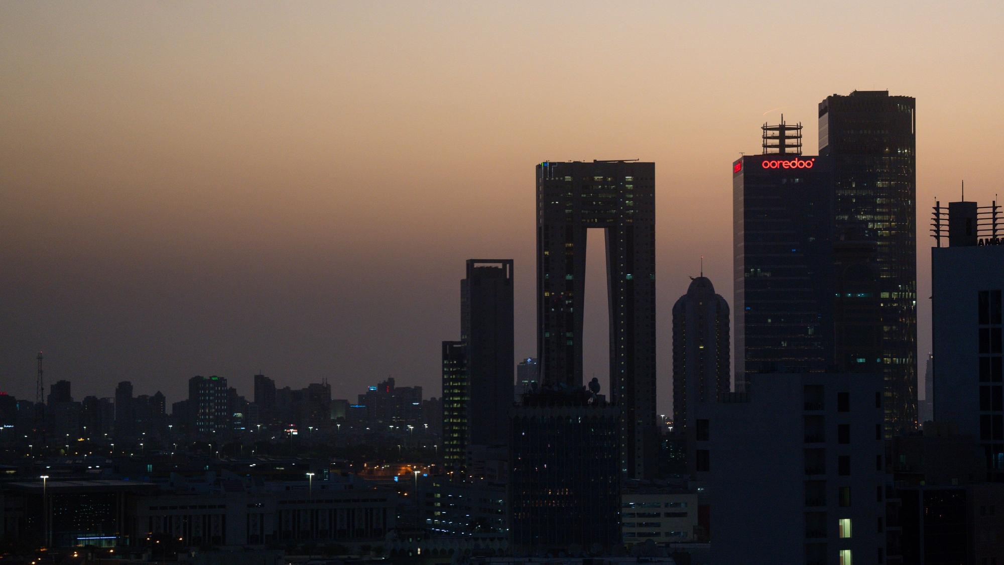 Die aufgehende Sonne färbt den Himmel hinter der Skyline von Kuwait-City rötlich (Archivbild). Iran greift offenbar einen Stützpunkt in dem Golfstaat an.