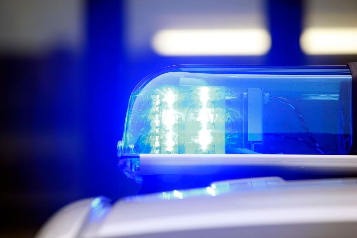 Ein Blaulicht auf dem Dach eines Polizeiautos. (Symbolbild)