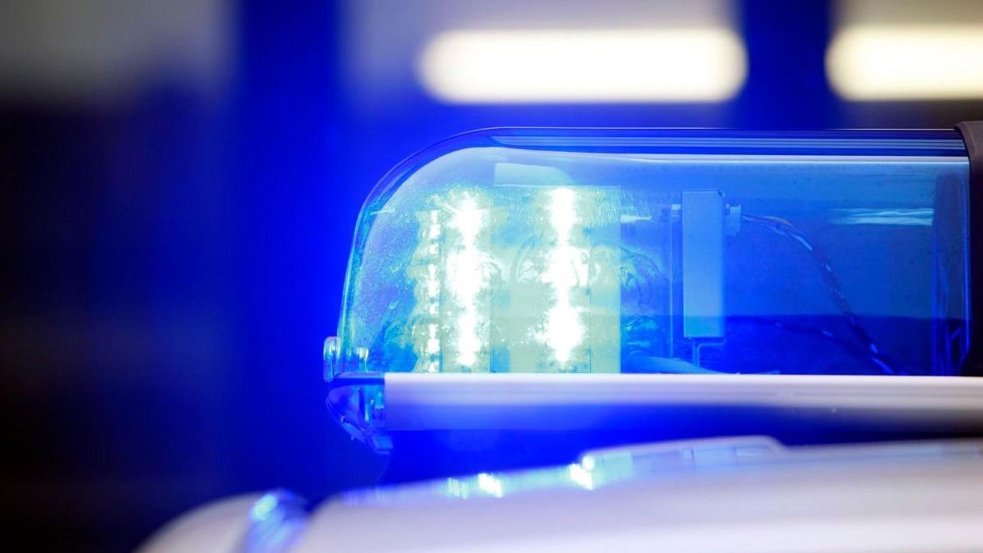 Ein Blaulicht auf dem Dach eines Polizeiautos. (Symbolbild)