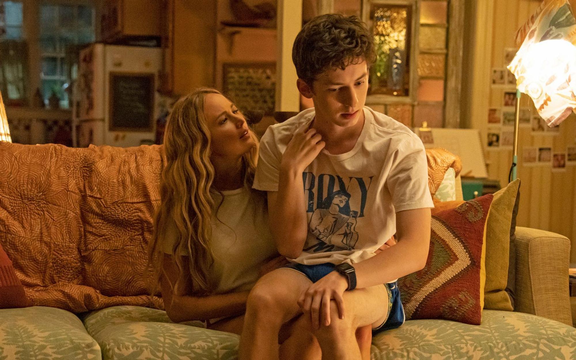 Die Komödie „No Hard Feelings“ erzählt von Uber-Fahrerin Maddie (Jennifer Lawrence), die dem unerfahrenen Jüngling Percy (Andrew Barth Feldman) ein bisschen was über die Liebe beibringen soll ... (Bild: 2023 CTMG, Inc. All Rights Reserved. / Macall Polay)