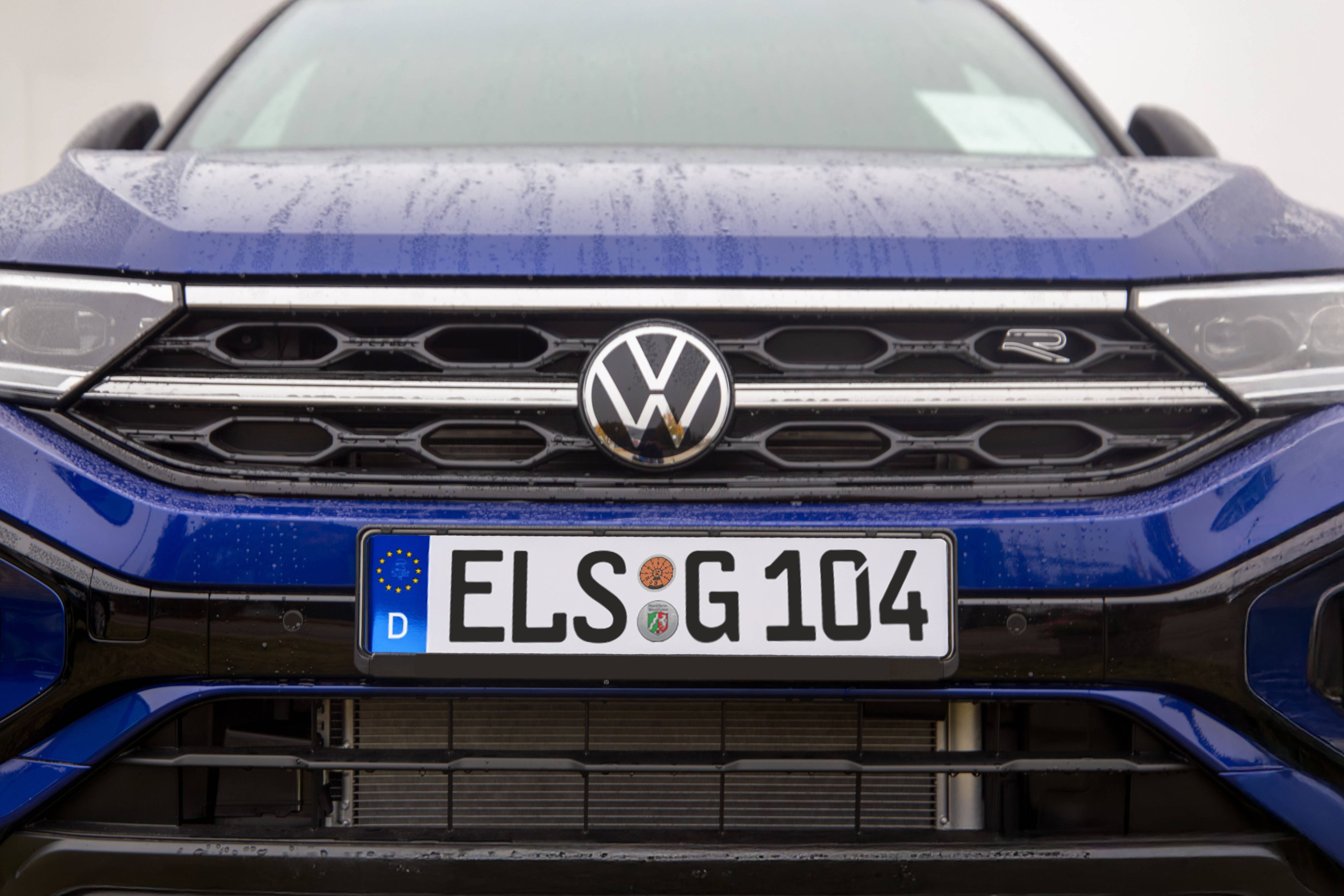 Zu sehen ist die Front eines Autos mit dem fiktiven Kfz-Kennzeichen „ELS“ für Elsdorf.