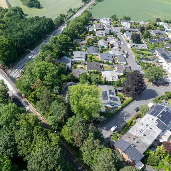 Die Siedlung Schönrath in Köln-Höhenhaus ist nur noch über eine Straße mit dem Auto zu erreichen, weil die Brücke der Straße am Flachsrosterweg abgerissen wird.