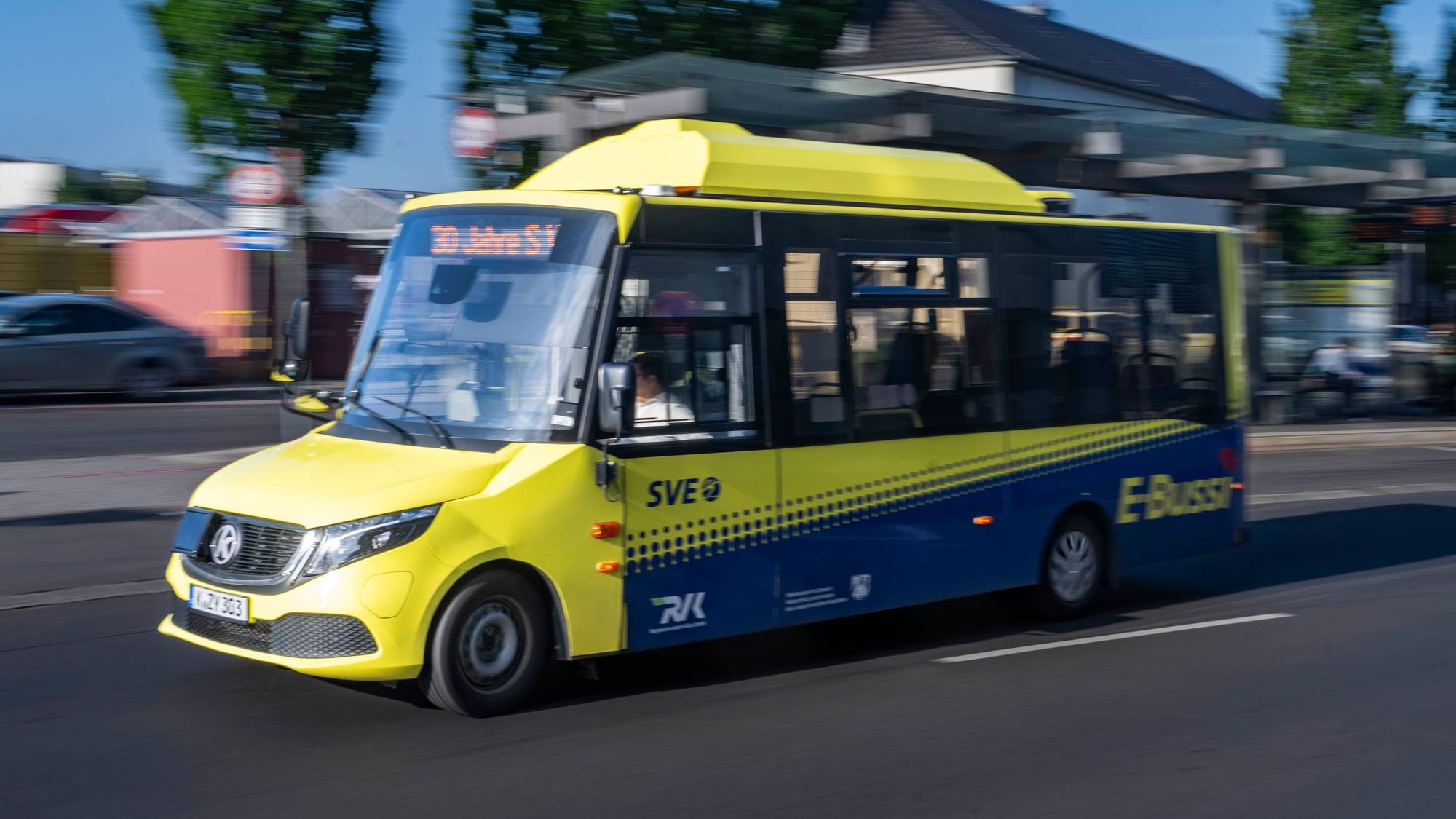Ein elektrobetriebener SVE-Kleinbus ist am Euskirchener Bahnhof unterwegs.