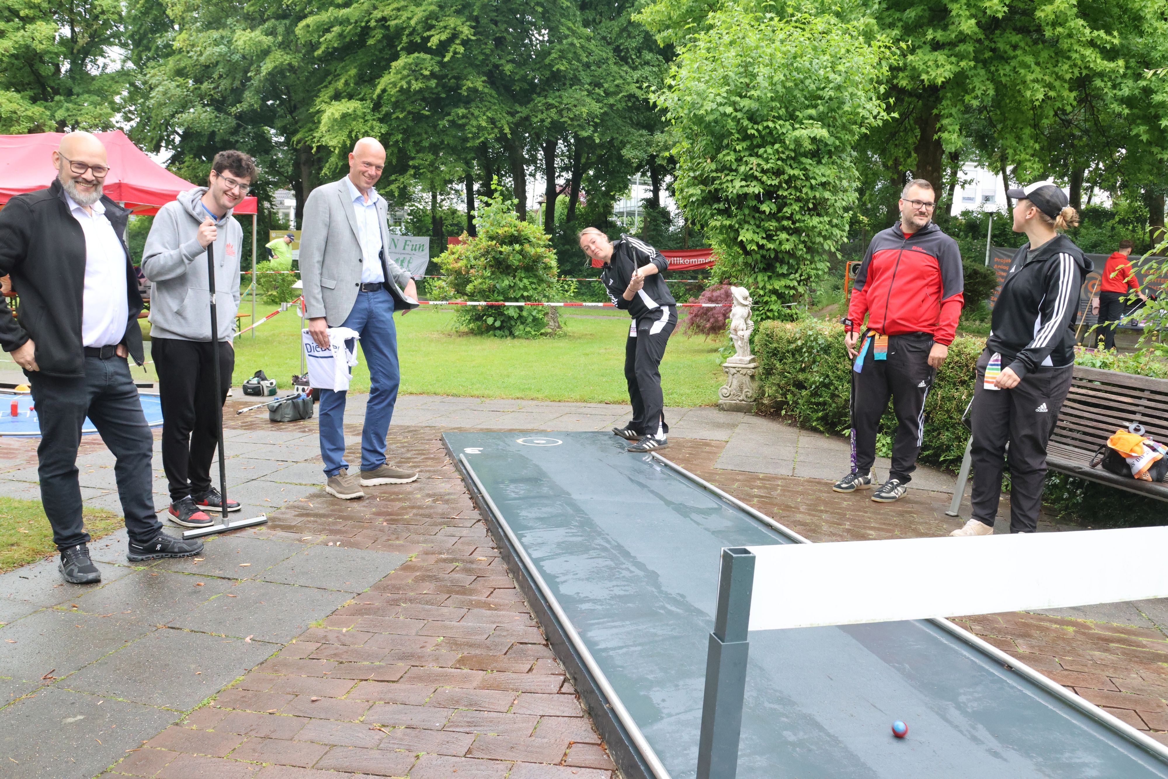 Eine Spielerin des MGC Dormagen-Brechten schlägt den Ball.
