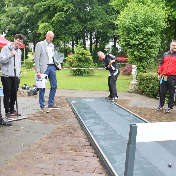 Eine Spielerin des MGC Dormagen-Brechten schlägt den Ball.